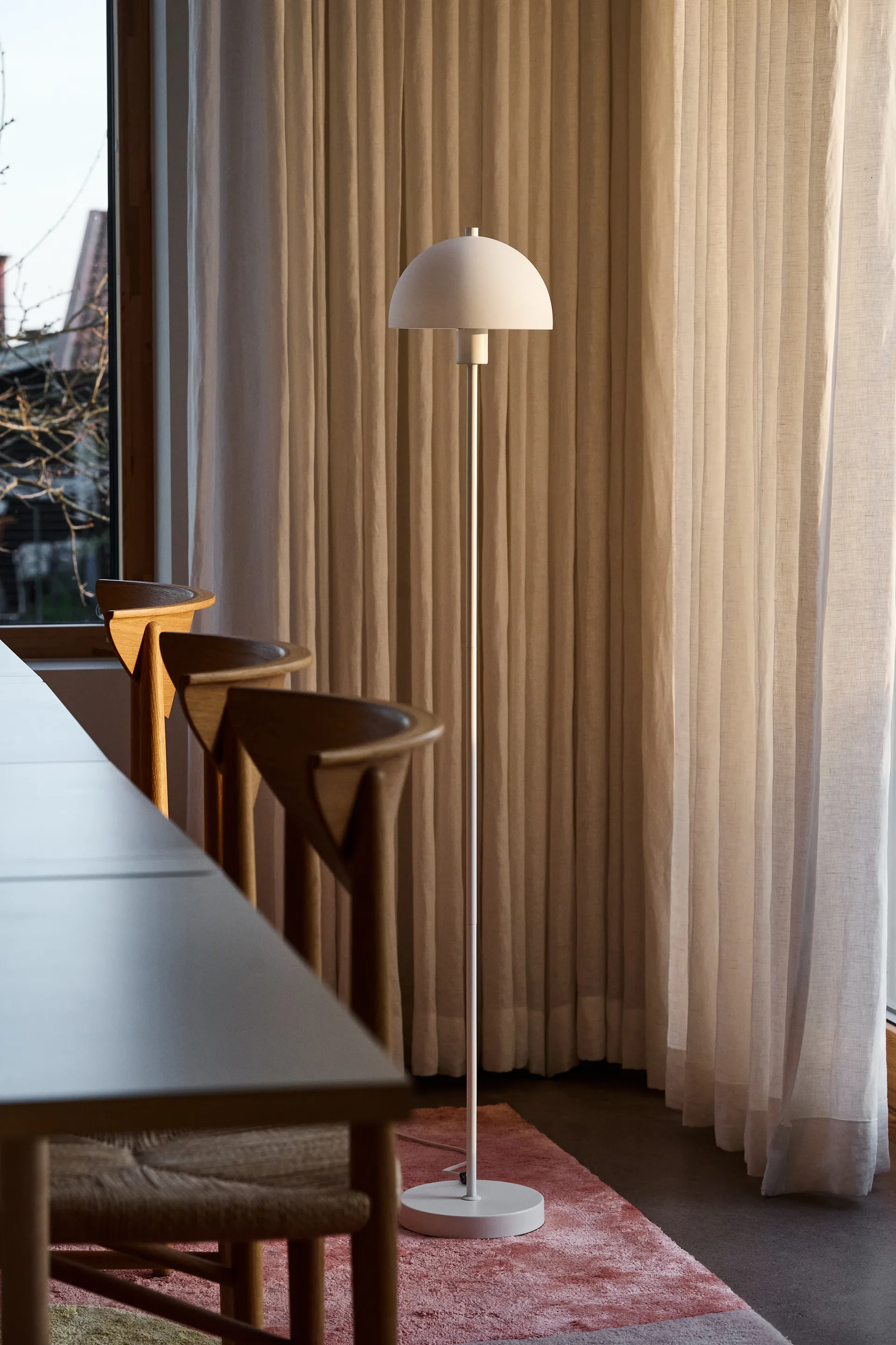 Vienda golvlampa, Vit-opalglas Herstal