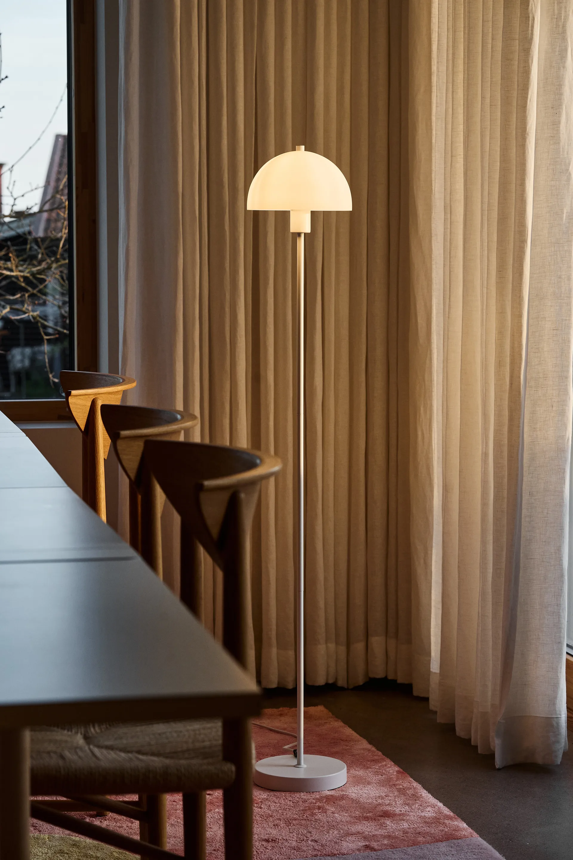 Vienda golvlampa, Vit-opalglas Herstal