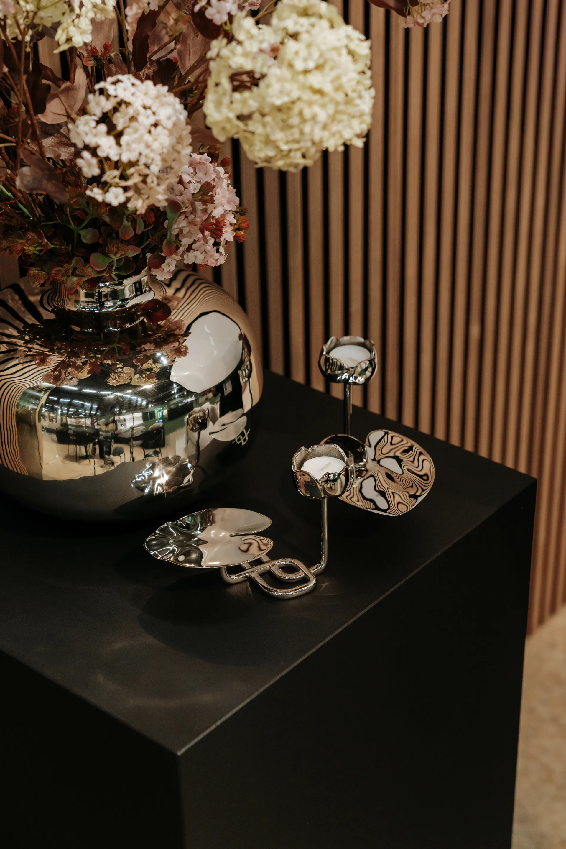 Ninfea No.2 ljusstake, Förnicklad mässing Hilke Collection