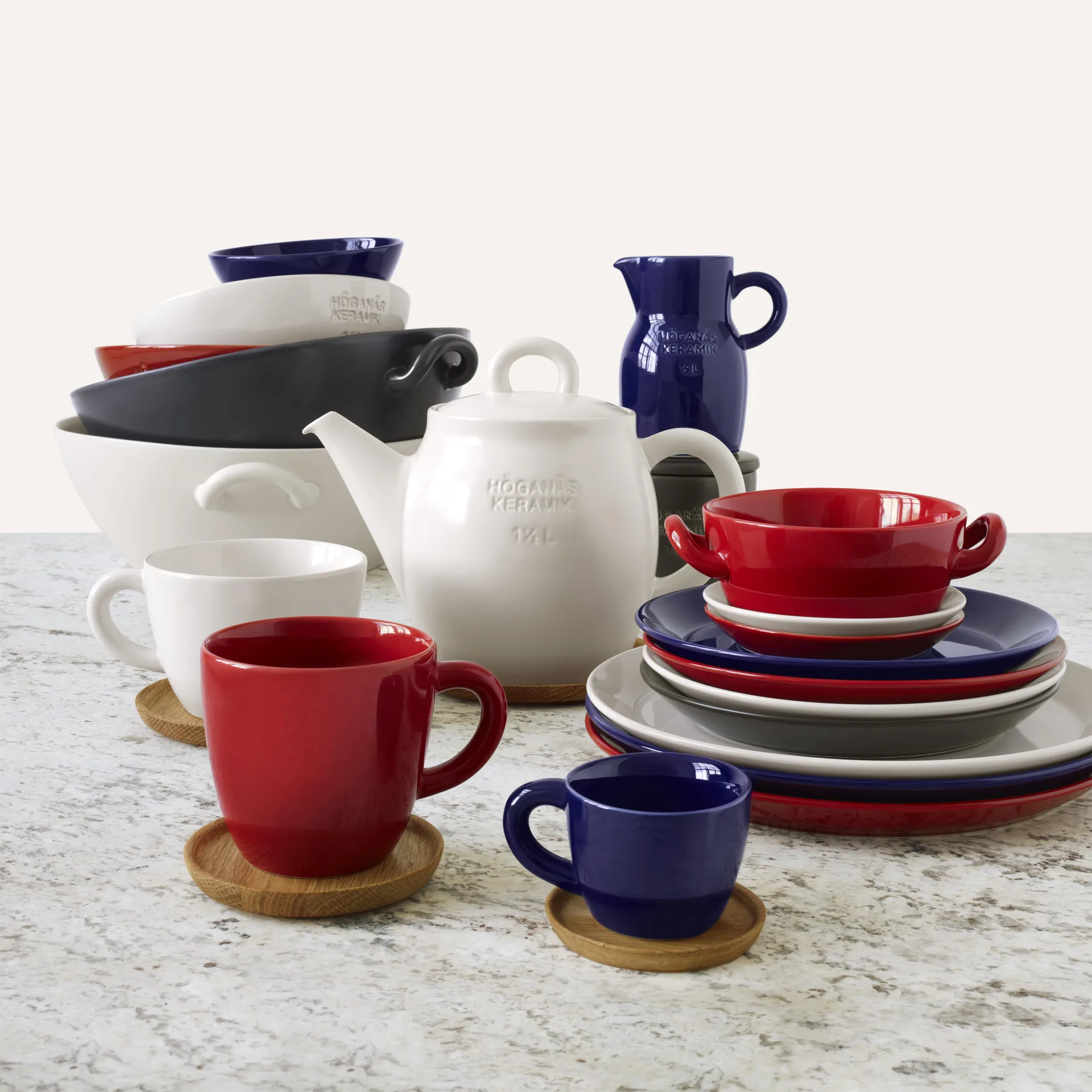 Höganäs kaffemugg med träfat 33 cl, äppelröd blank Höganäs Keramik