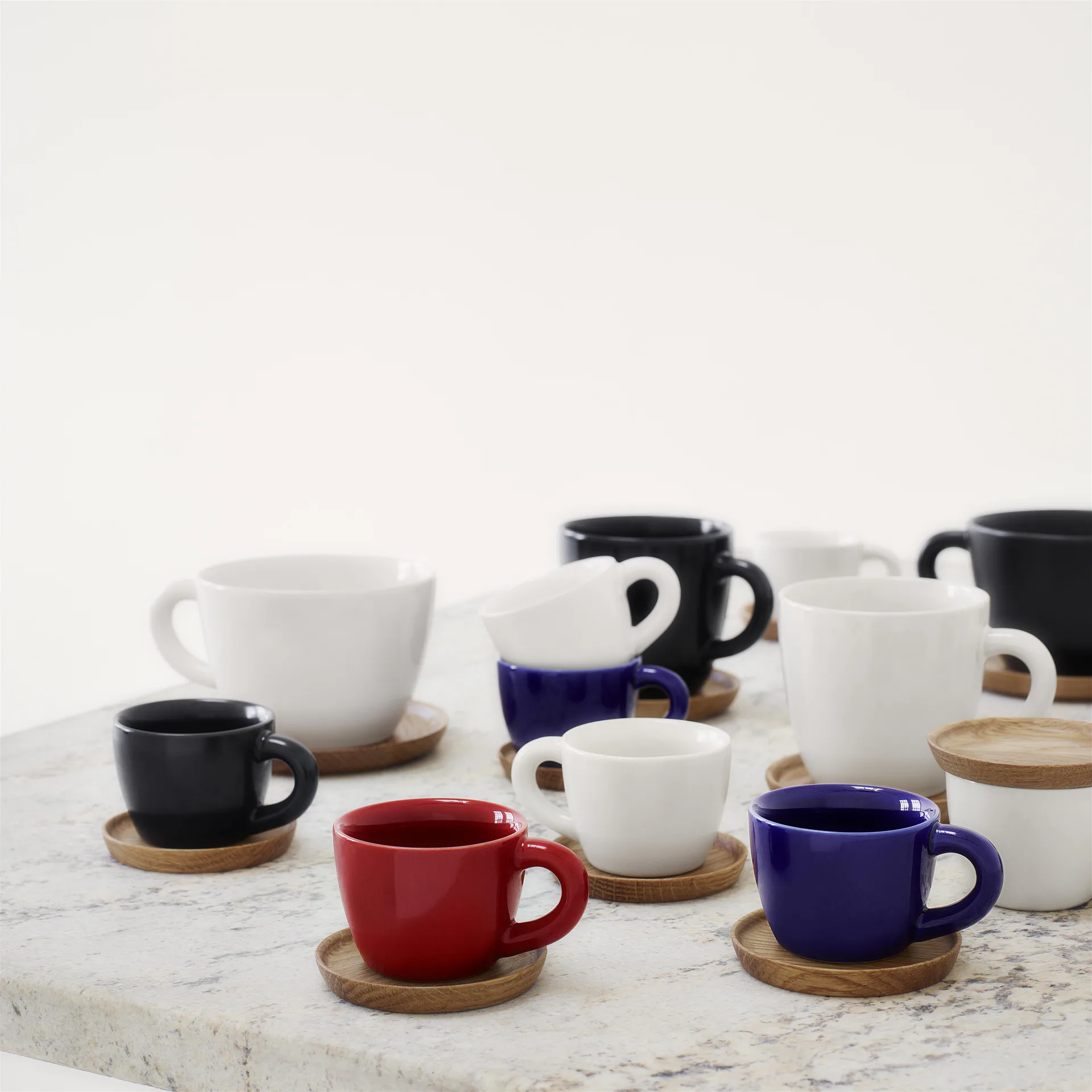 Höganäs kaffemugg med träfat 33 cl, äppelröd blank Höganäs Keramik