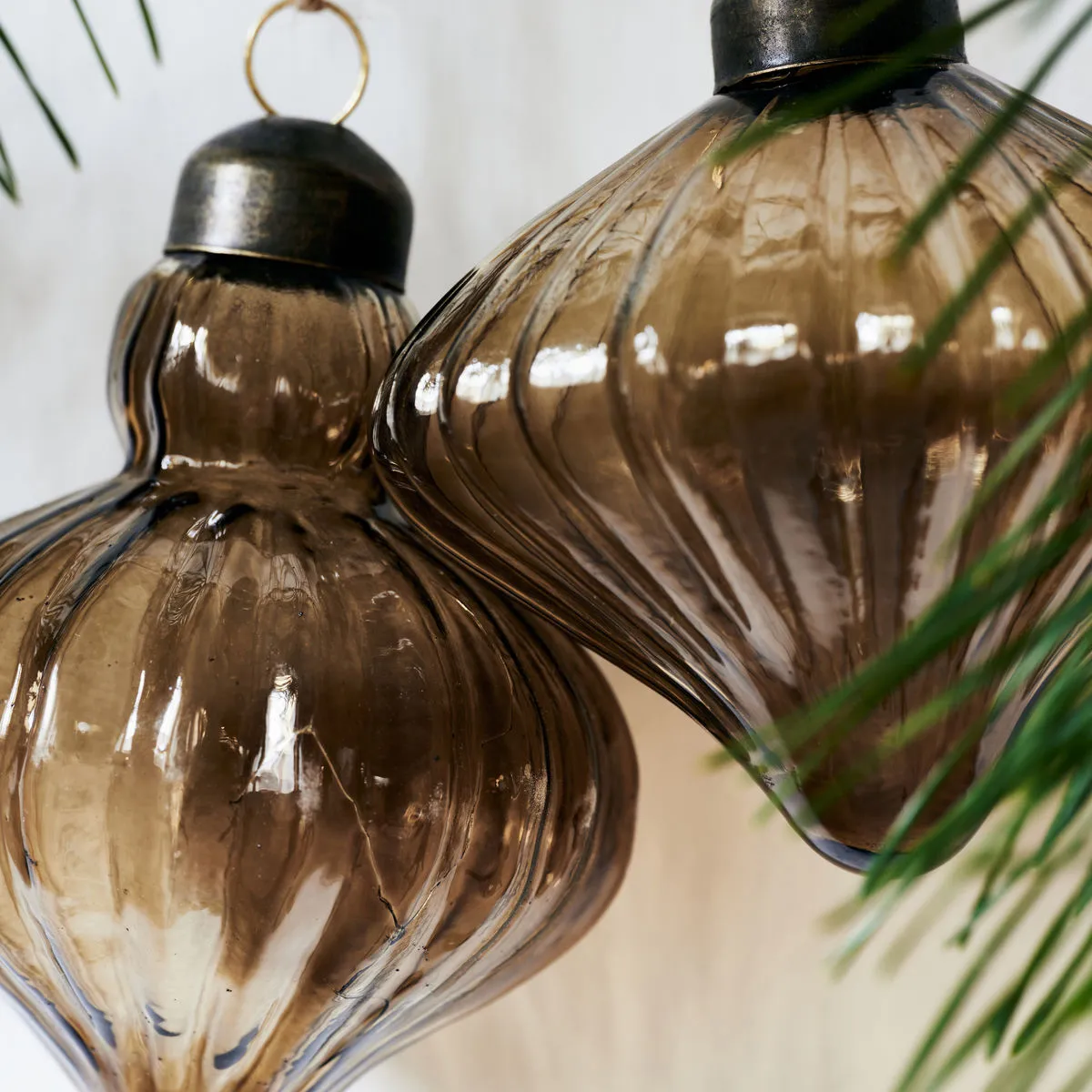 Fluted julgranskula Ø6,5 cm 2 delar, Amber House Doctor