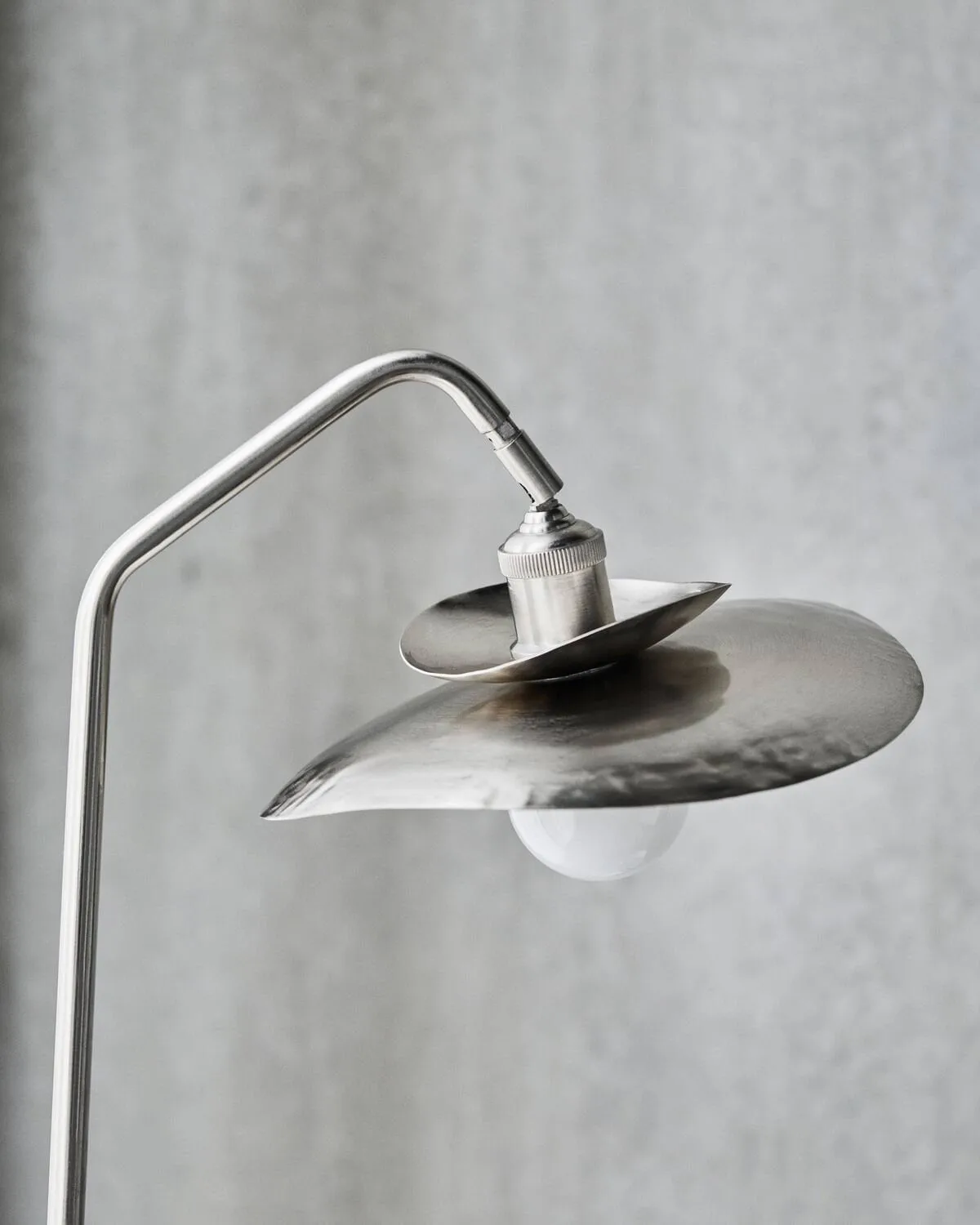 Stand golvlampa, Borstad silverfärg, 129,5 cm House Doctor