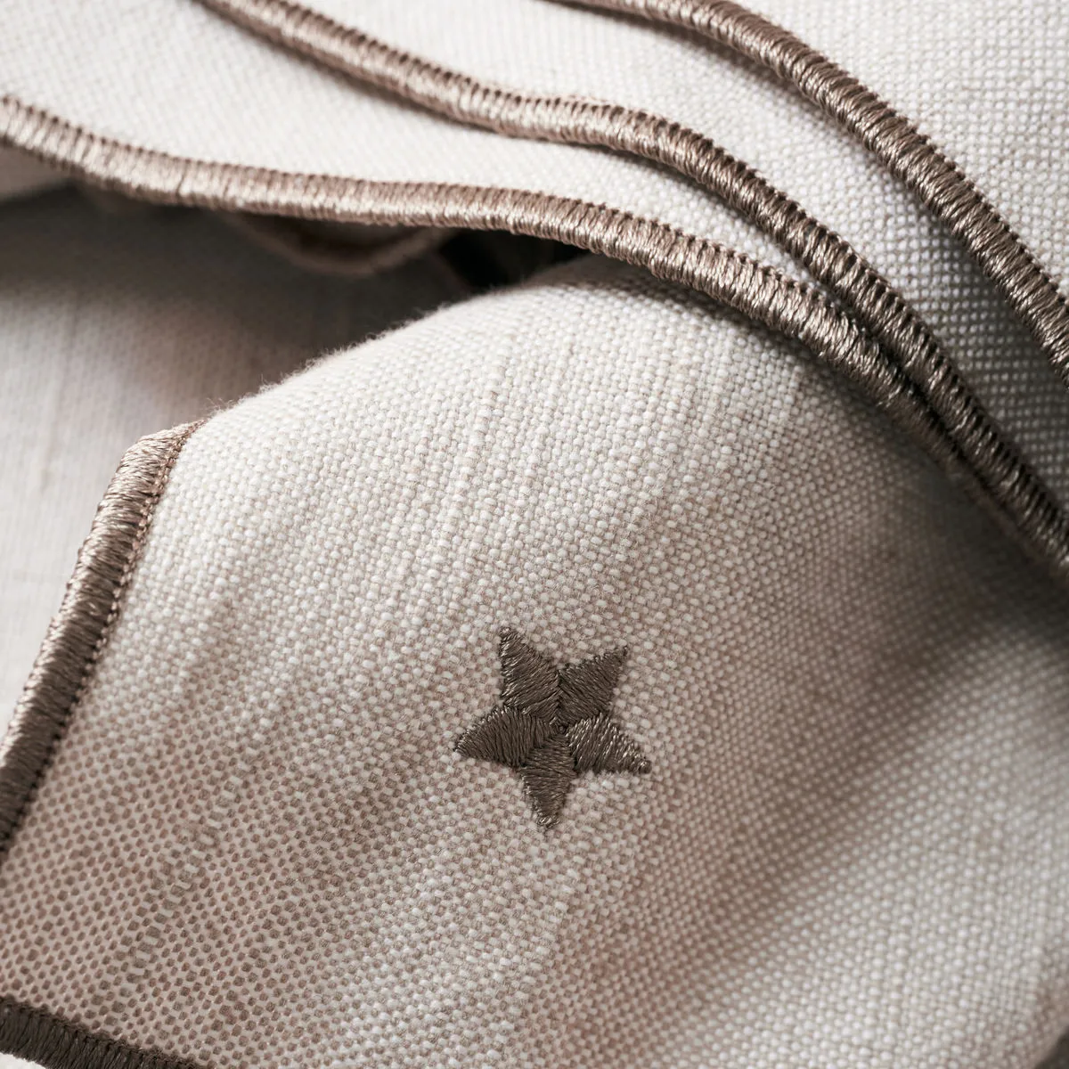 Twinkle bordsduk 140x240 cm, Taupe House Doctor