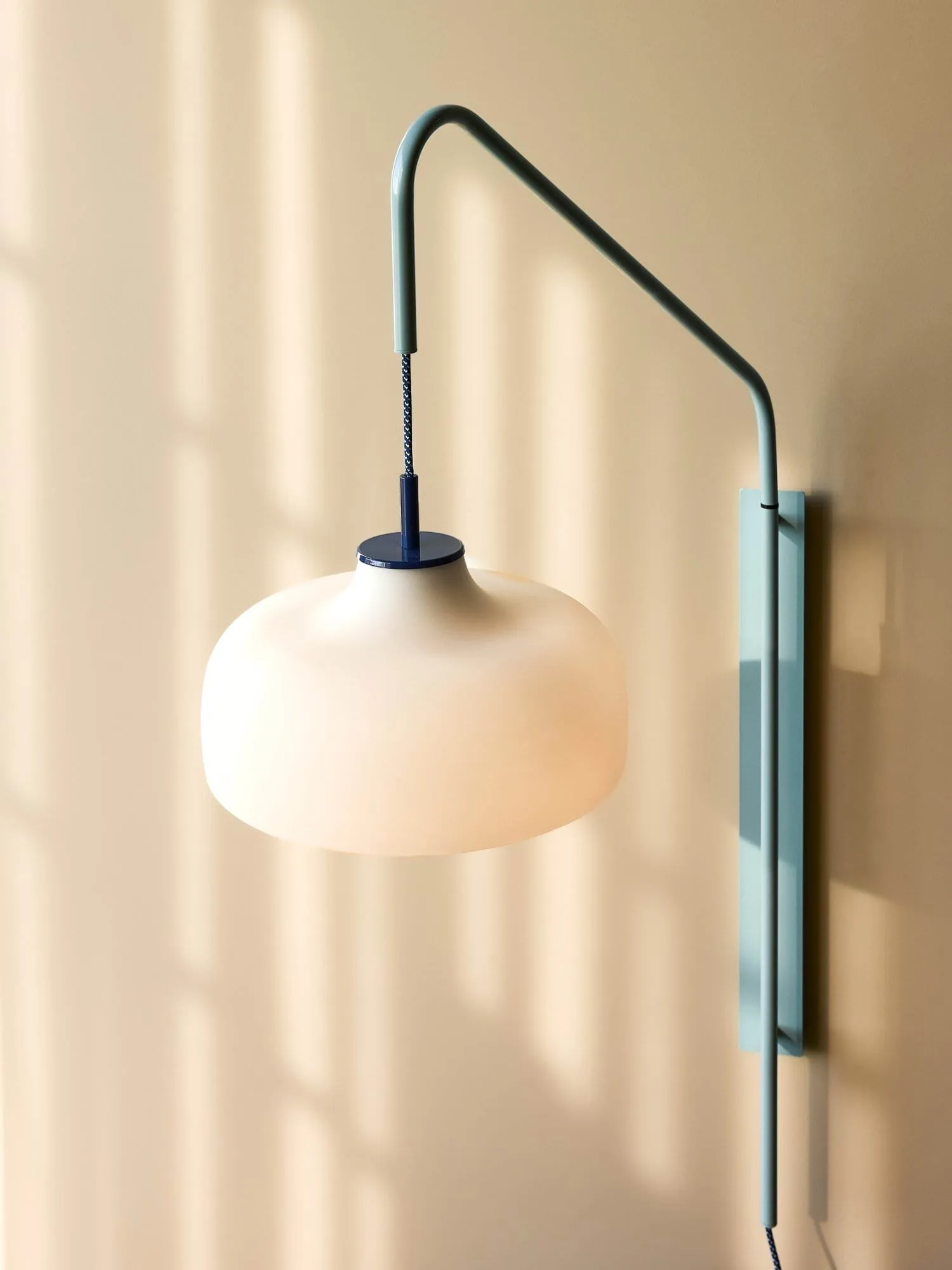 Current vägglampa, Light blue Hübsch