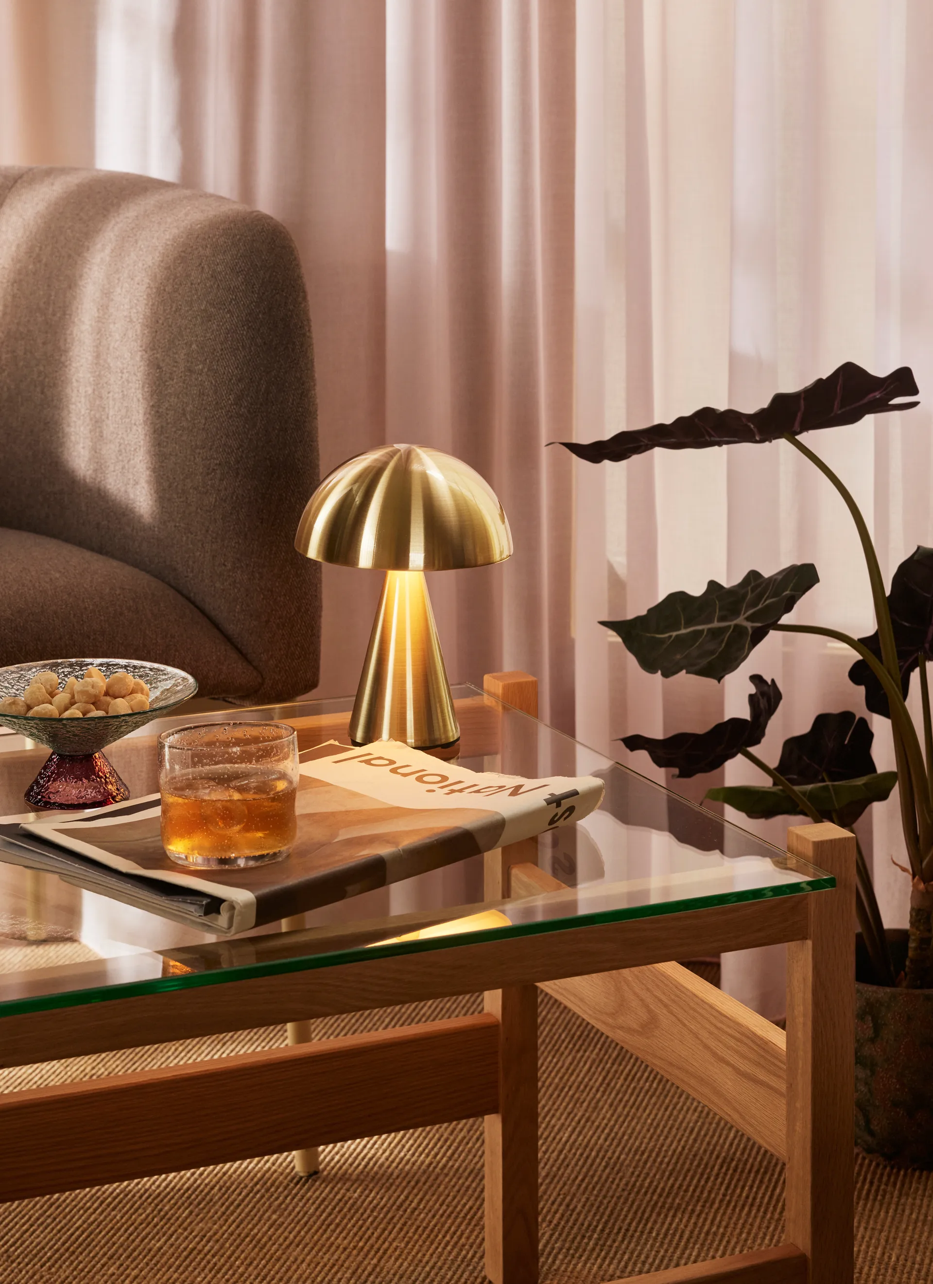 Mush portabel bordslampa, Brass Hübsch Interior