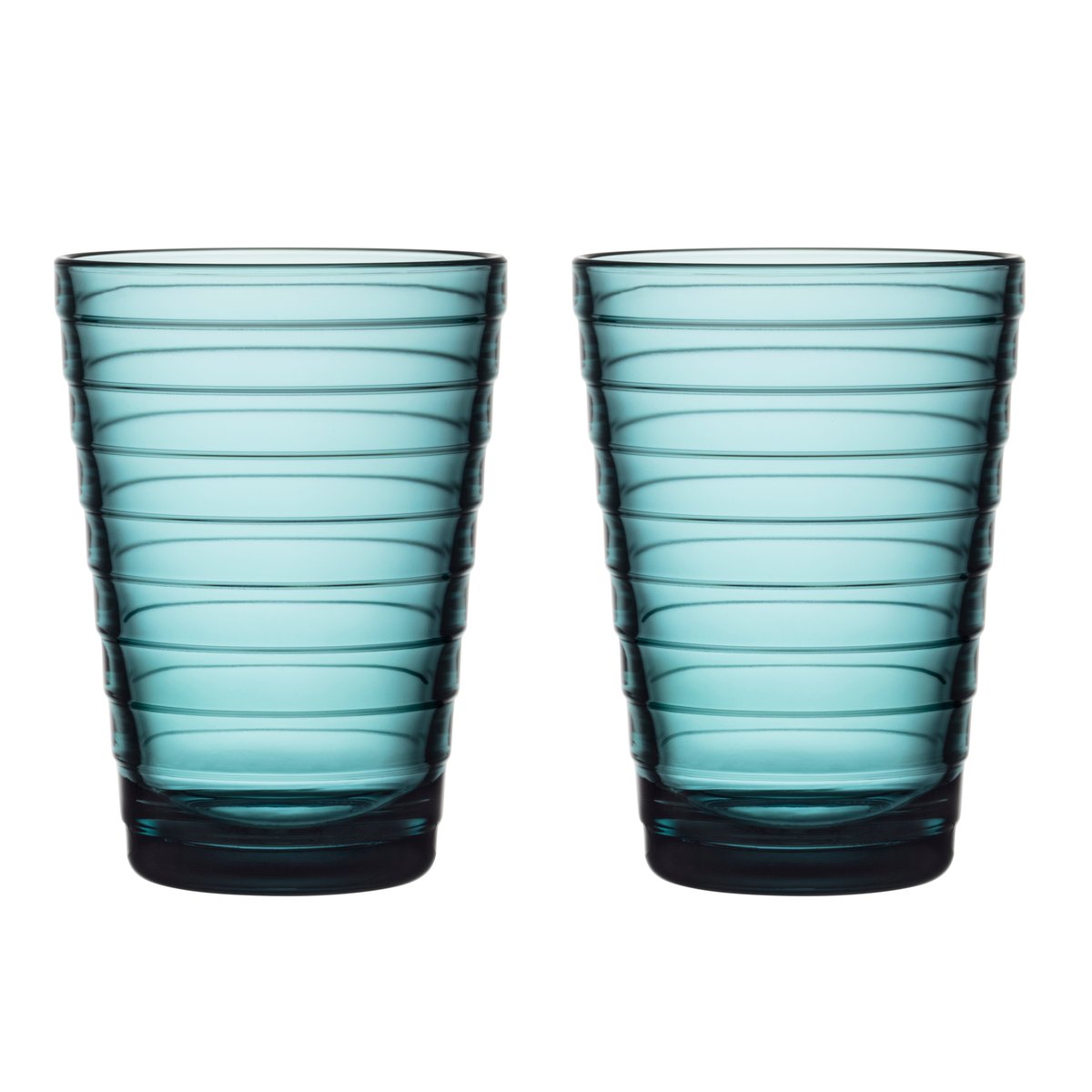 Två glas i havsblått, i design av Aina Aalto. Beställ online hos Nordic Nest!