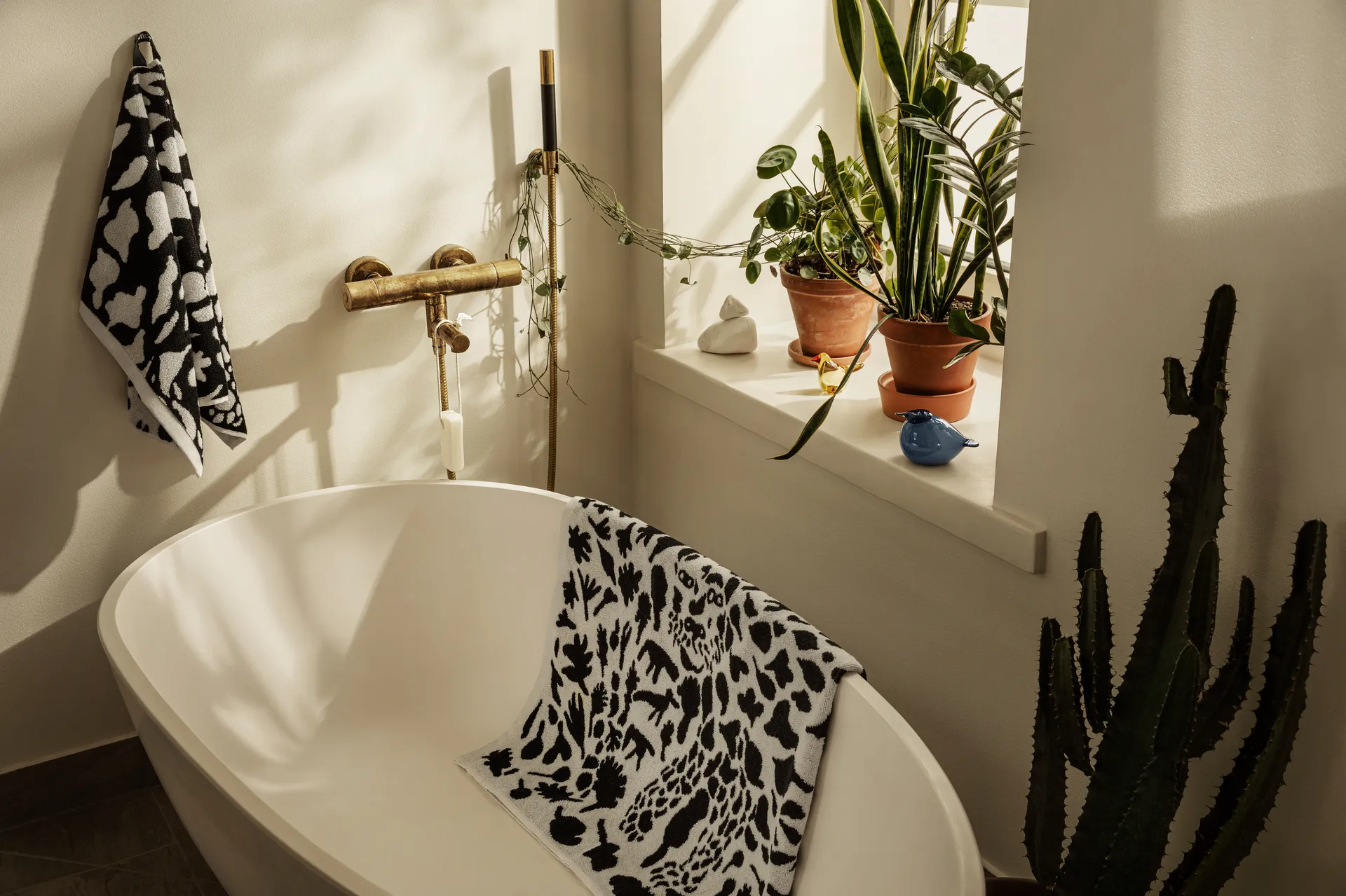 Oiva Toikka Cheetah handduk 50x70 cm, Svart-vit Iittala