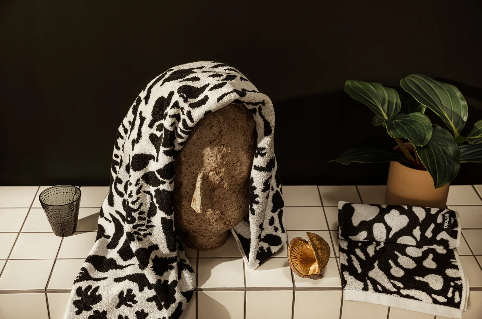 Oiva Toikka Cheetah handduk 50x70 cm, Svart-vit Iittala