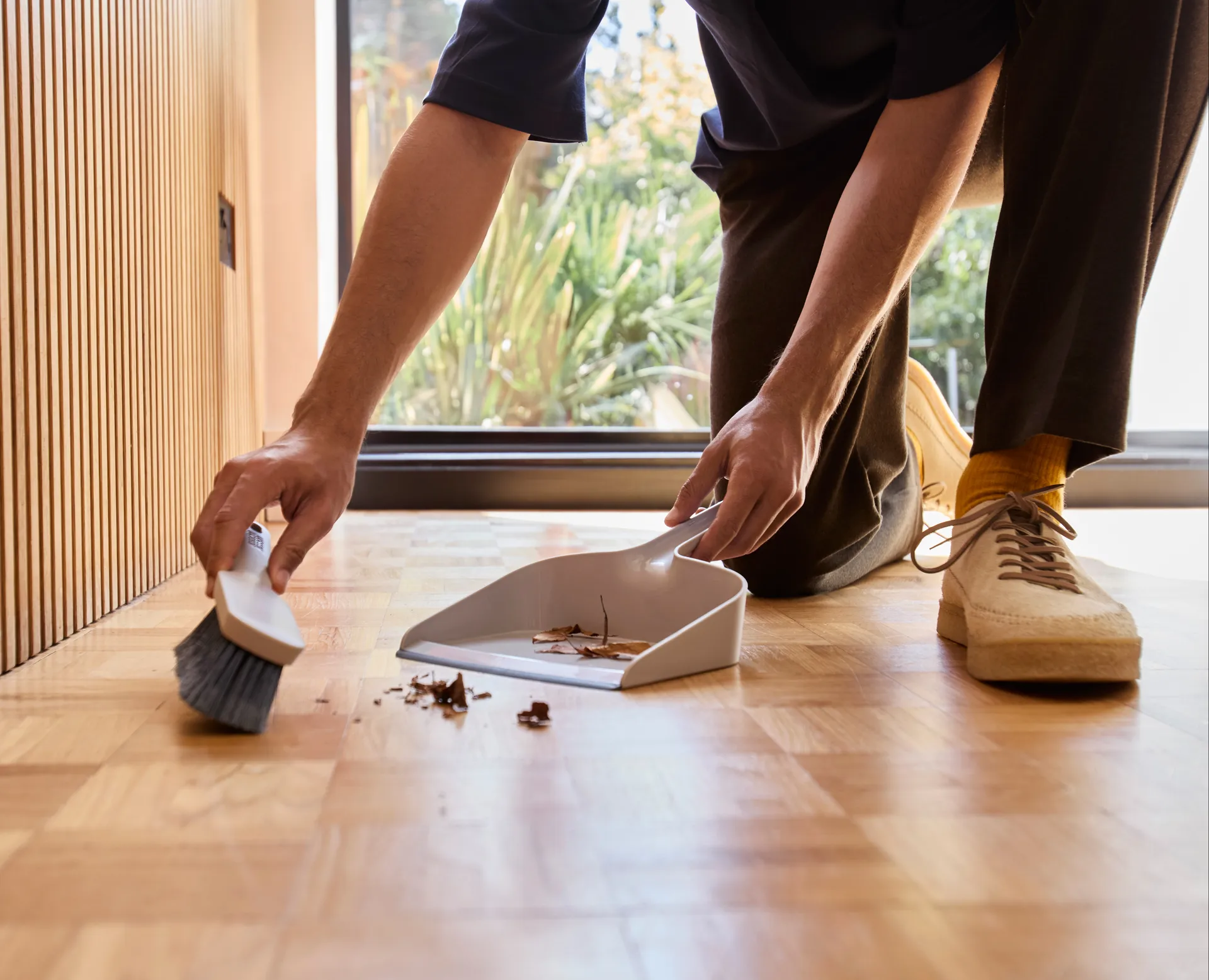 Cleantech väggmonterad sopborste med skyffel, Stone Joseph Joseph