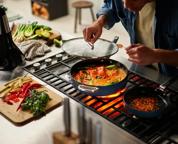 Space non stick kastrull med lock Ø28 cm - Blå - Joseph Joseph