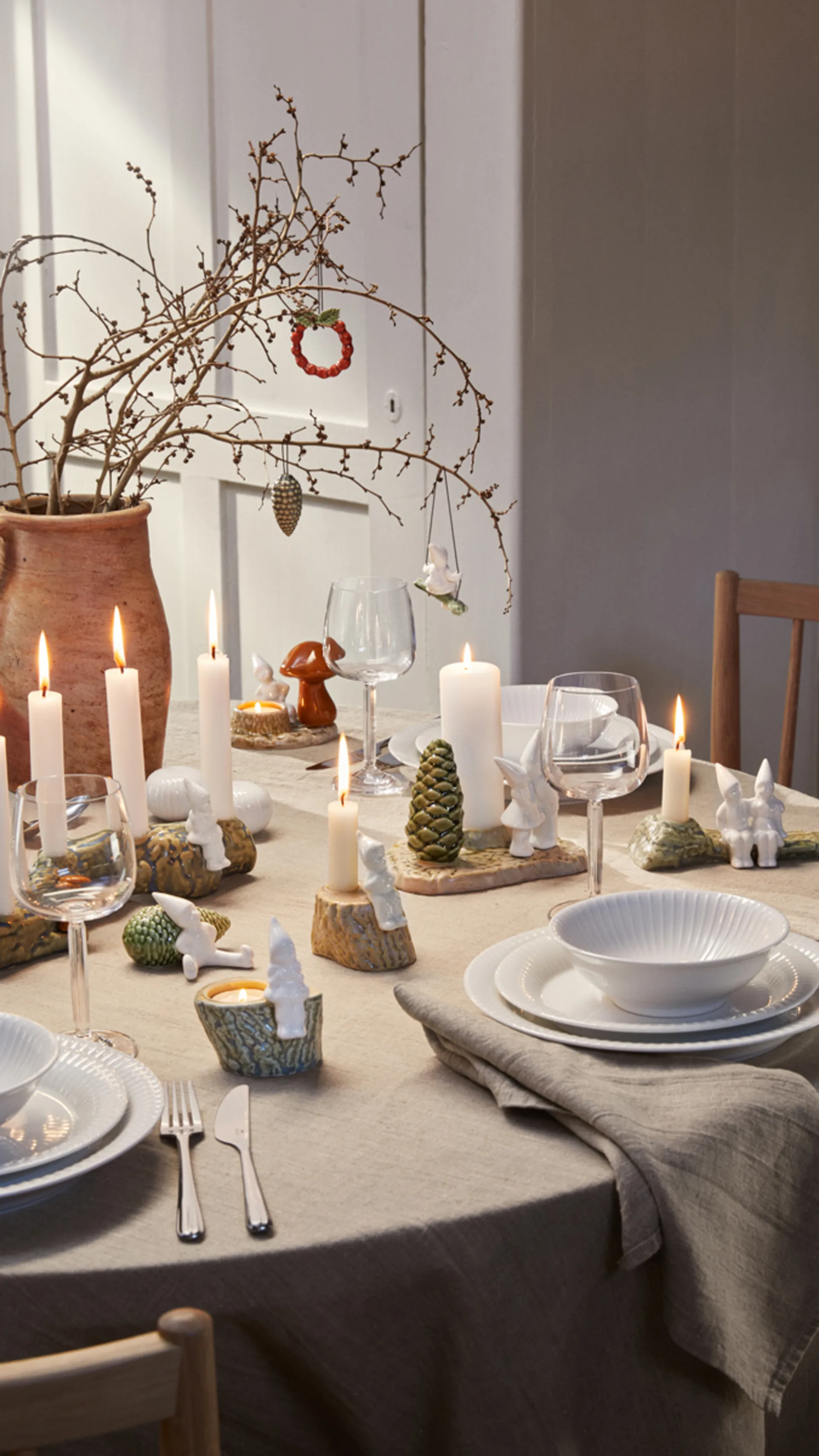 Christmas Tales Gungande flicka 8 cm, Vit-rosa Kähler