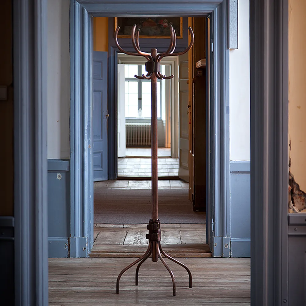 Babe klädhängare, Vit-svart läderbälte Källemo