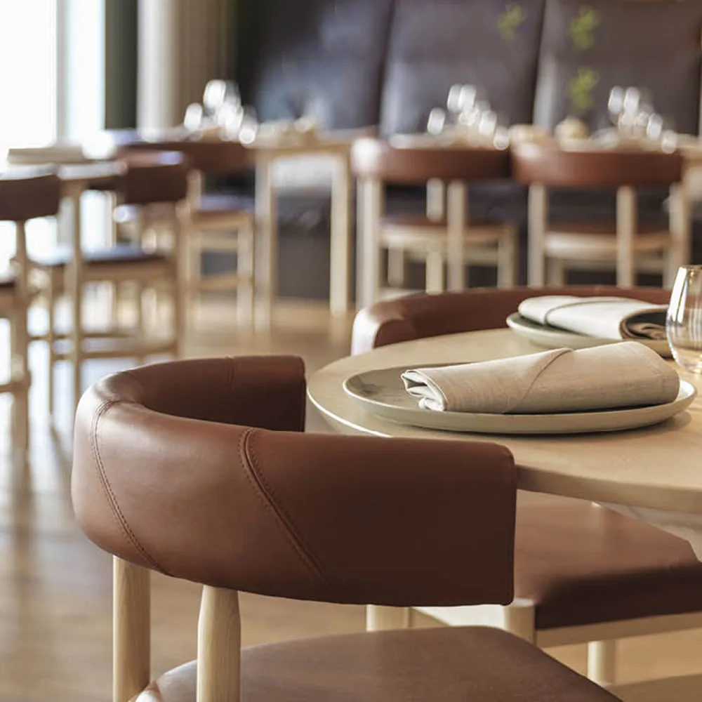 Botero karmstol, Läder Tärnsjö 8175 svart-svart askstativ Källemo