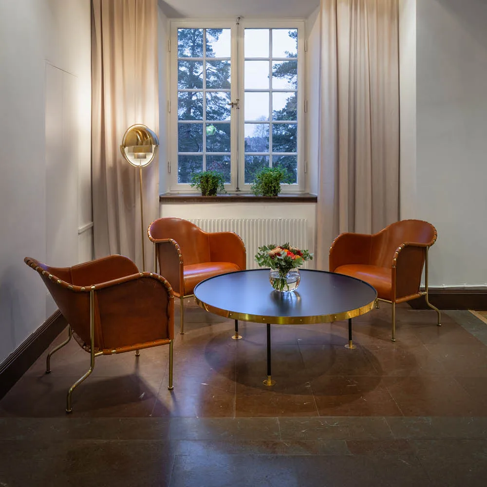 Bruno fåtölj, Kärnläder konjak-mässingstativ Källemo