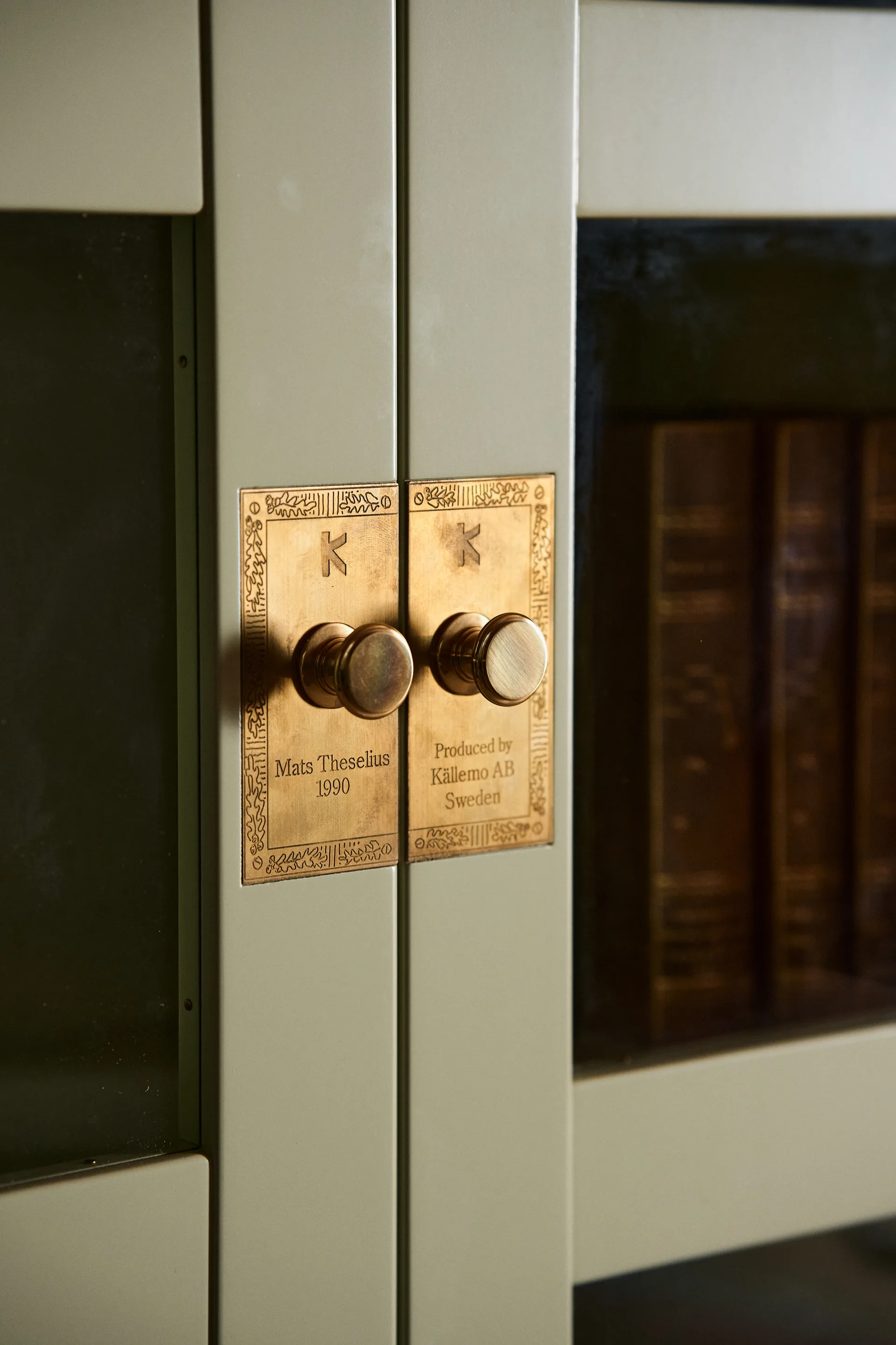 National Geographic bokskåp, Gul-boksockel-mässing Källemo