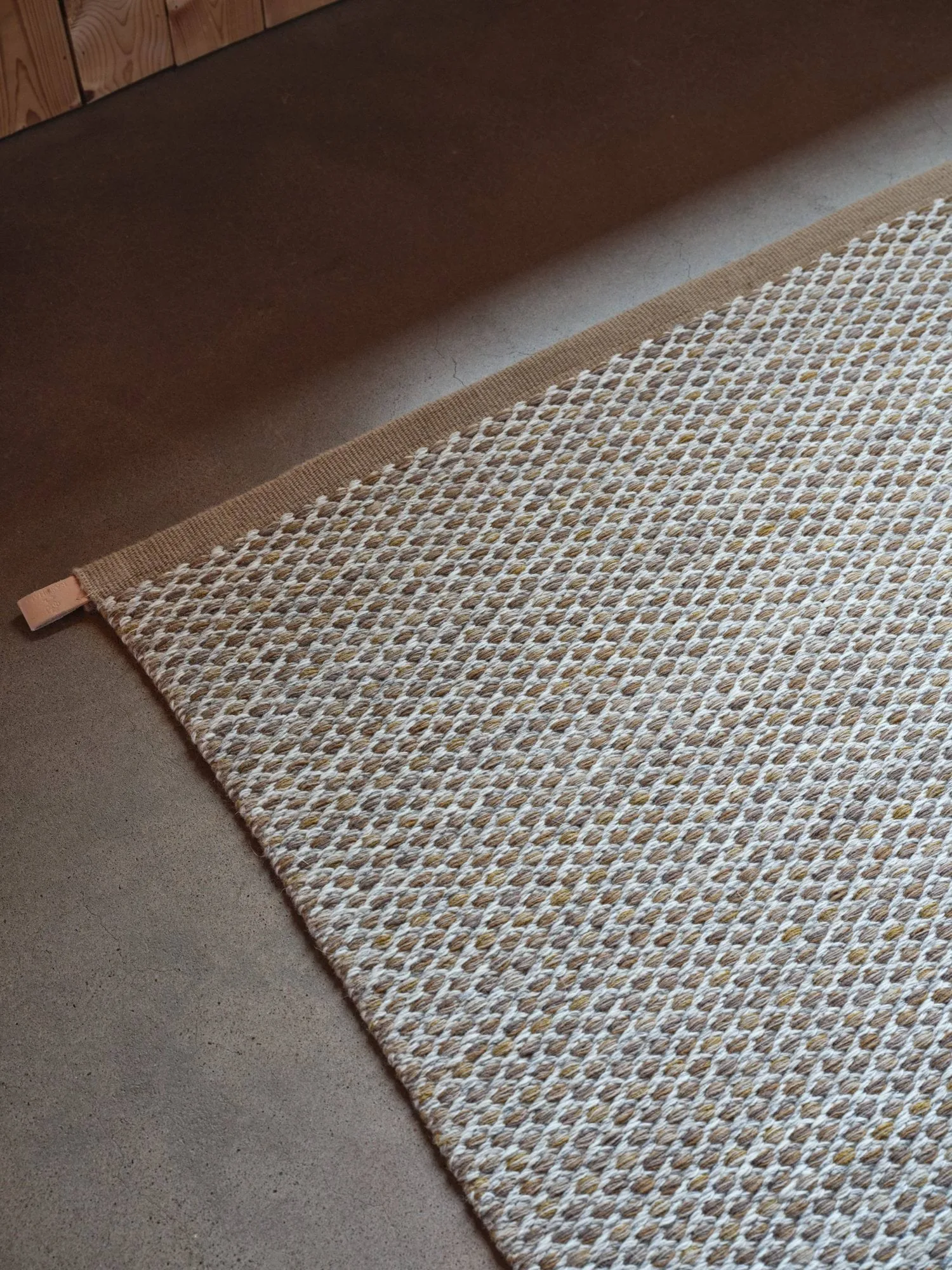 Ori ullmatta, 870 Honeycomb, 270x270 cm, med backing Kasthall Ori ullmatta, 870 Honeycomb, 270x270 cm, med backing Kasthall