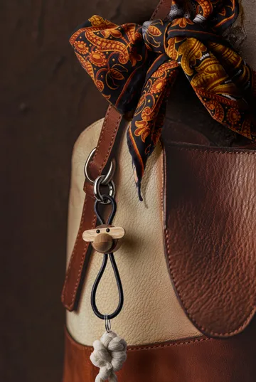 Kaj Bojesen apa nyckelring - Teak-limbaträ, svart läder - Kay Bojesen Denmark