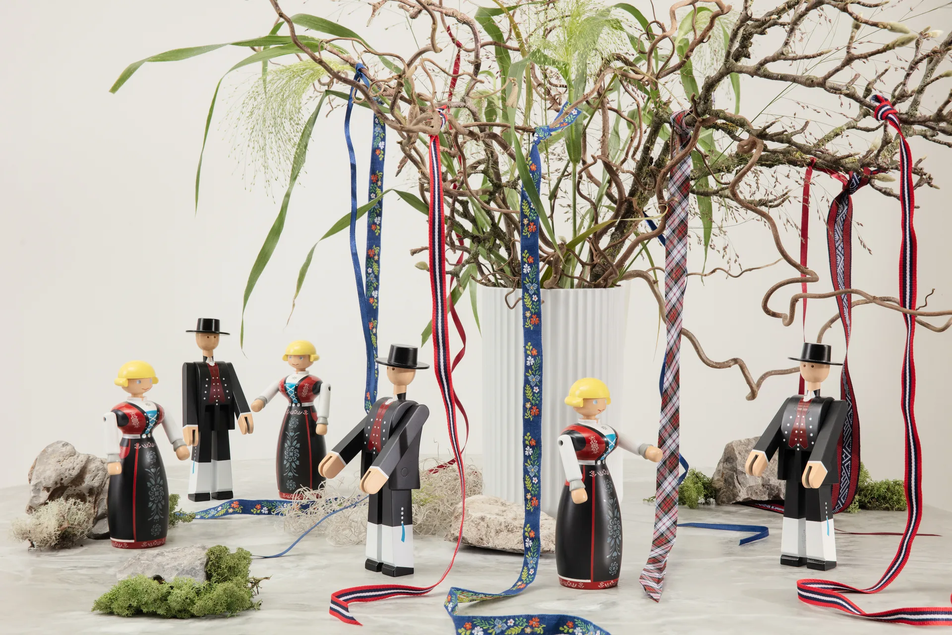 Kay Bojesen kvinna i norsk folkdräkt, Svart-röd-vit Kay Bojesen Denmark