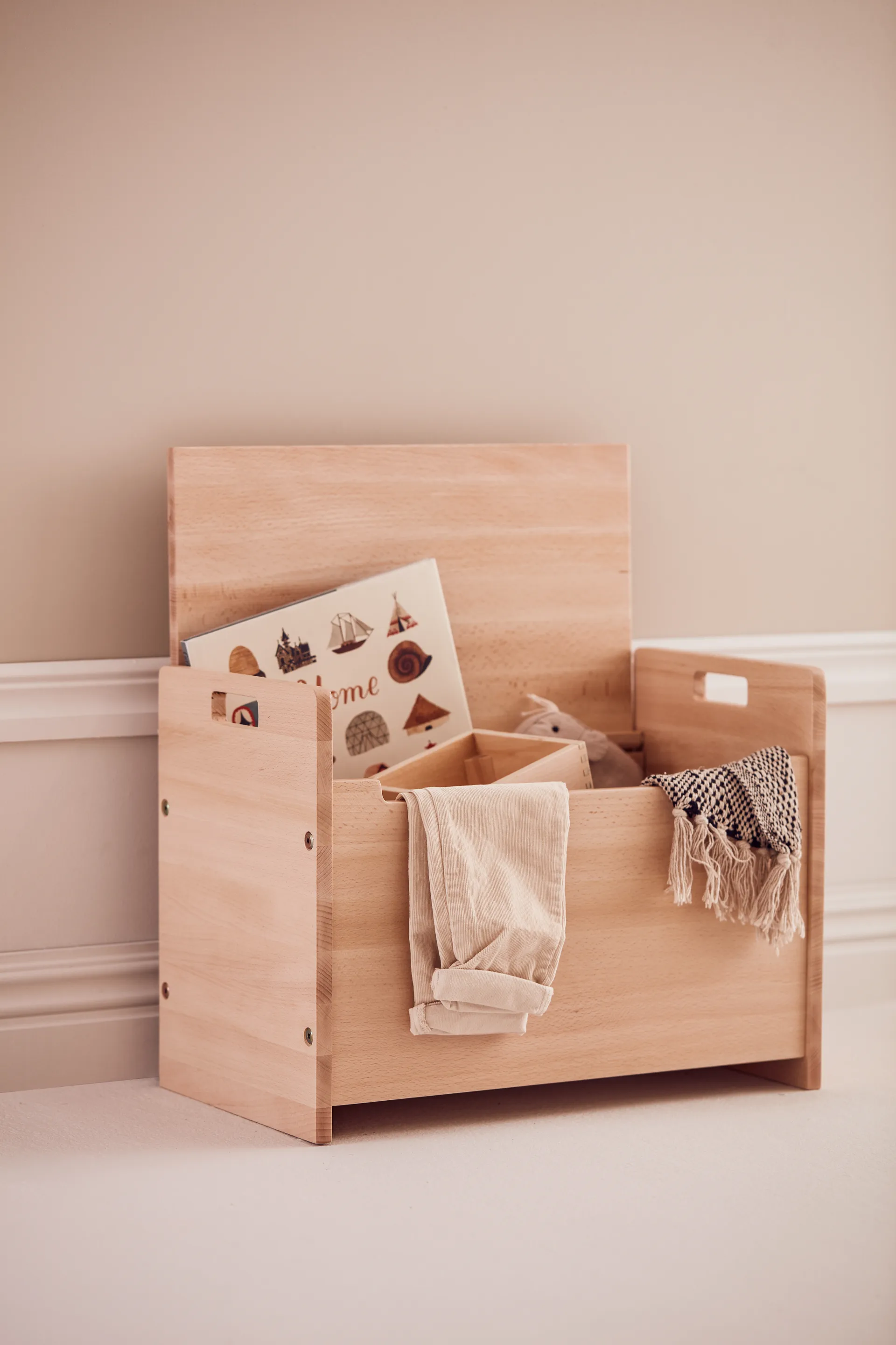 Saga blonde kista, Lackad bok Kid's Concept