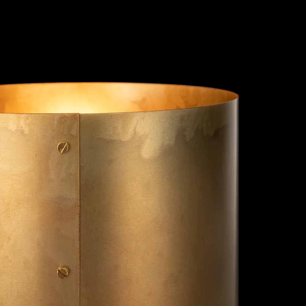 Svep golvlampa, svart/råmässing Konsthantverk