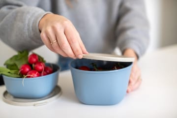Connect skål med lock 1 L biocirkulär termoplast - Nature flower blue - Koziol