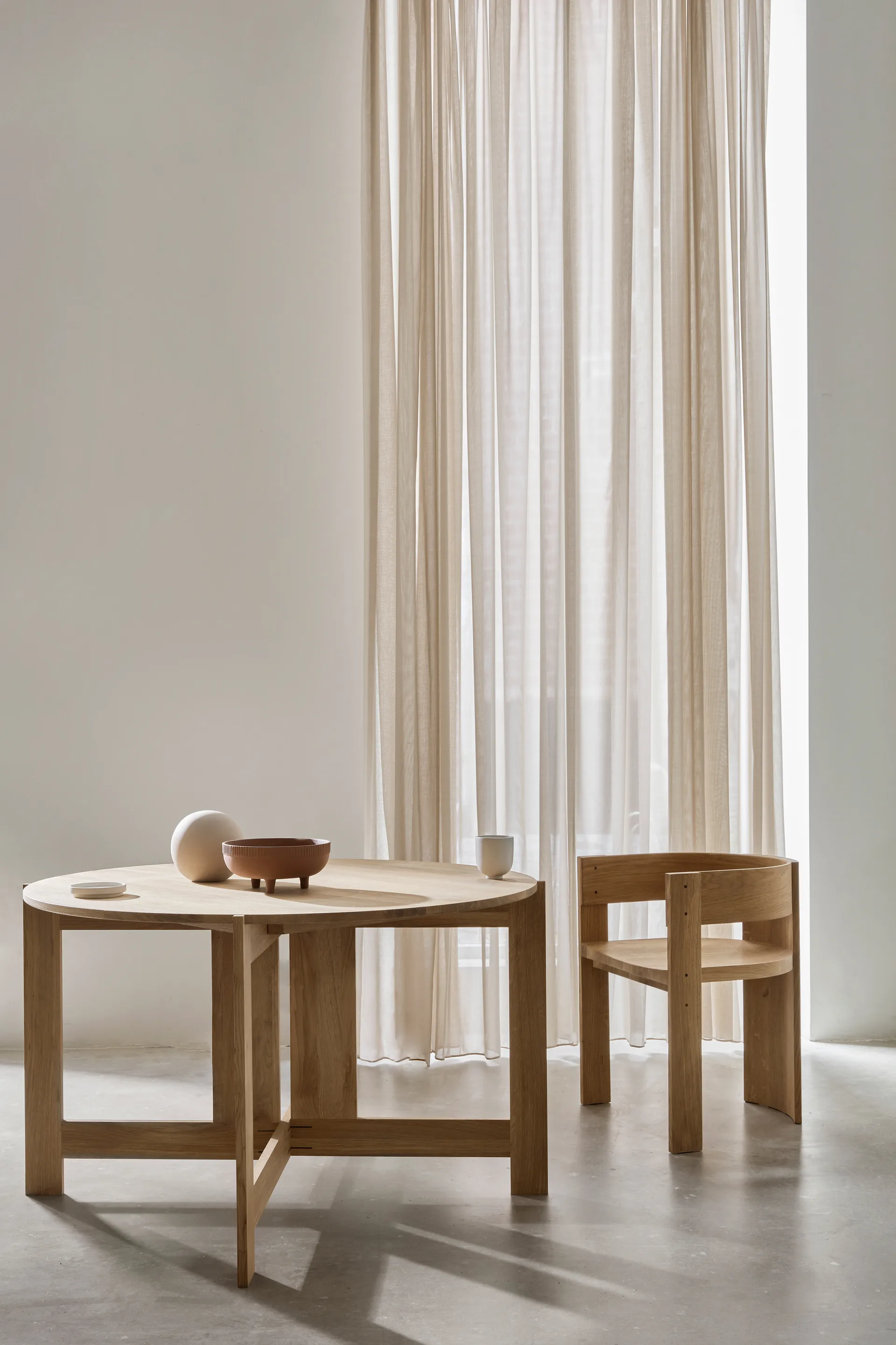 Collector matbord Ø120x74 cm, Varm lackerad ek Kristina Dam Studio