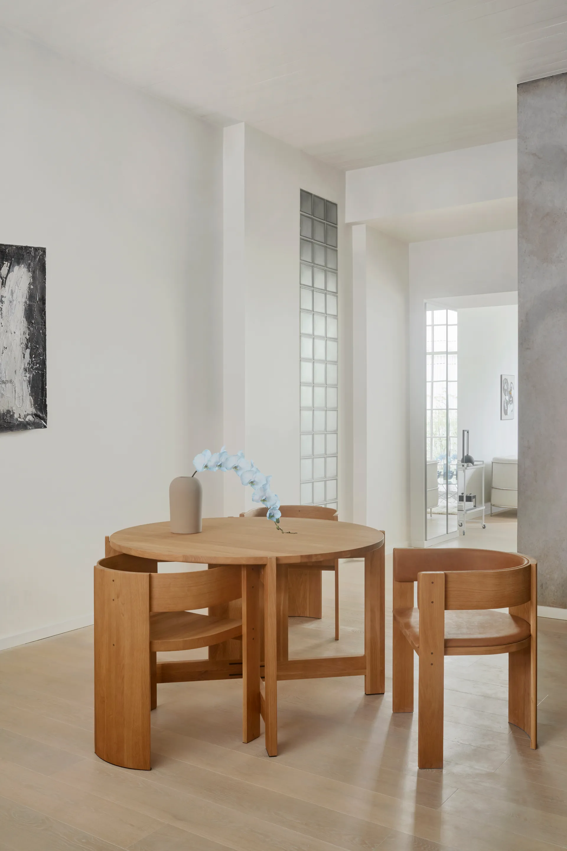 Collector matbord Ø120x74 cm, Varm lackerad ek Kristina Dam Studio