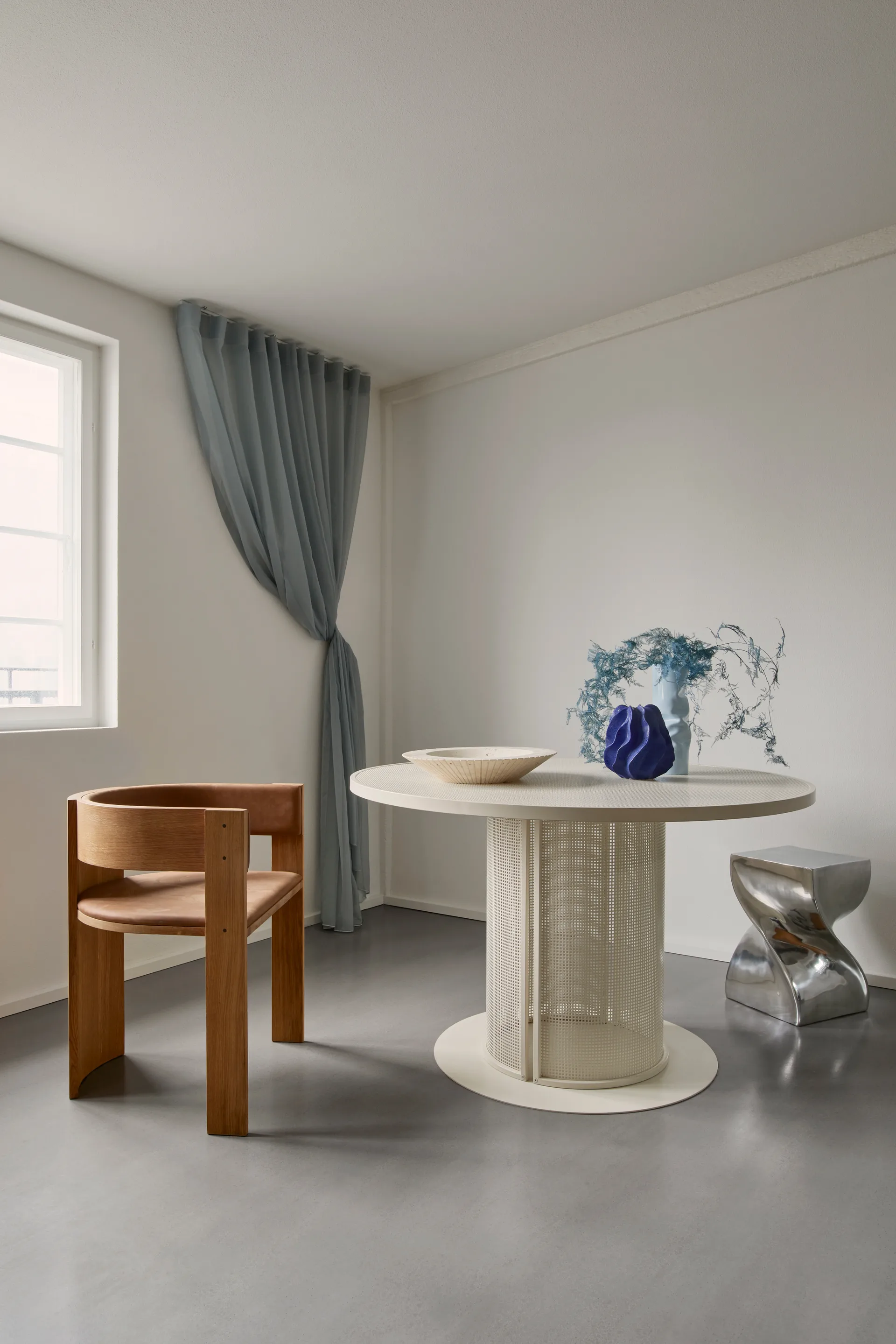 Collector stol, Varm lackerad ek-cognac läder Kristina Dam Studio