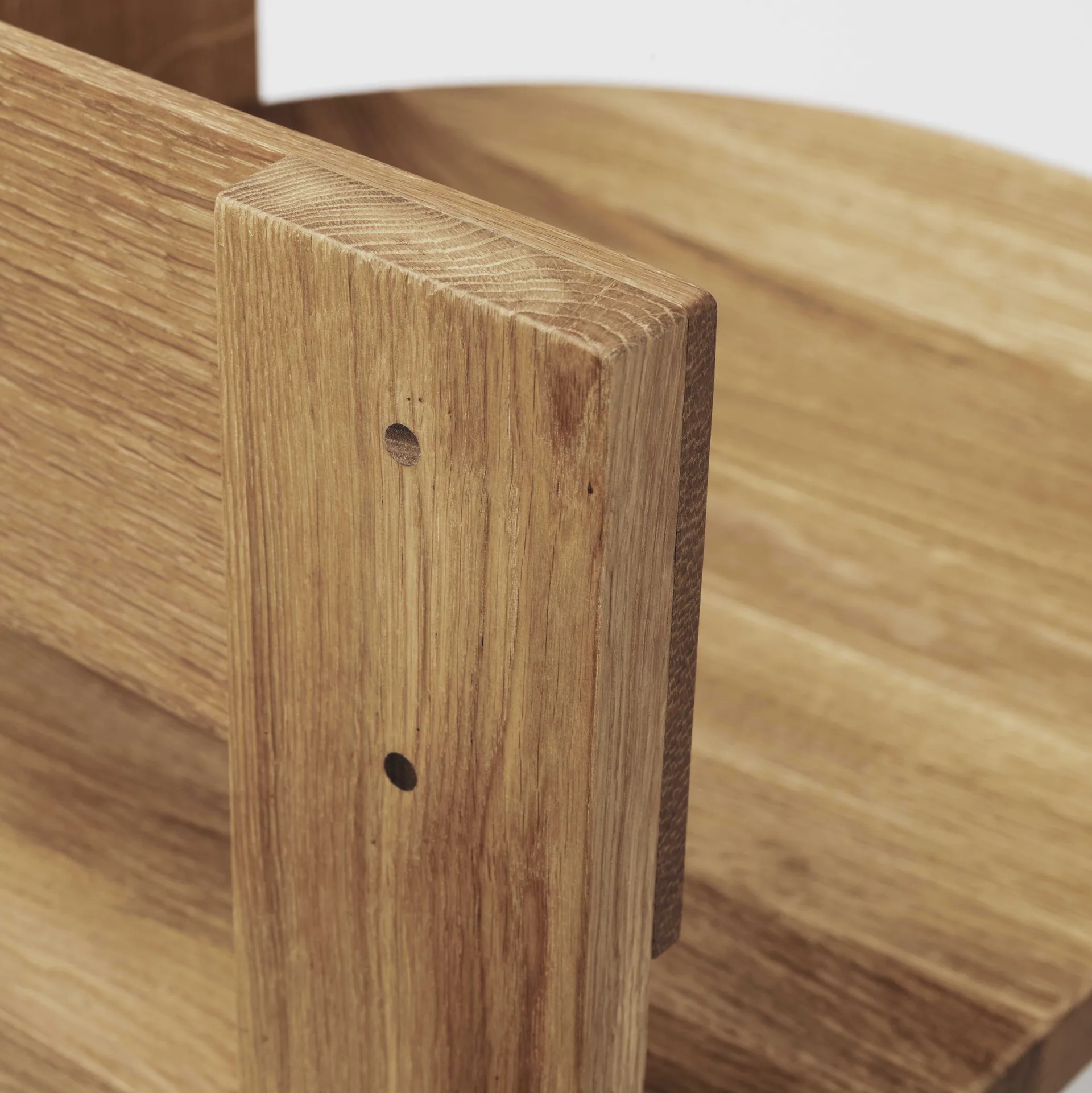 Collector stol, Varm lackerad ek-valnöt Kristina Dam Studio