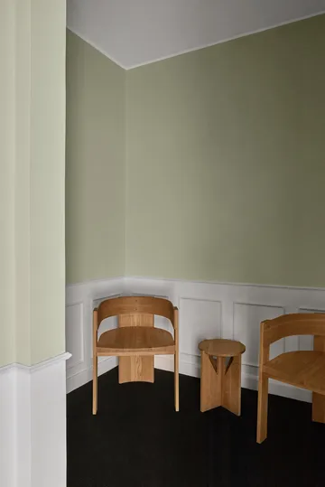 Collector stol - Varm lackerad ek-valnöt - Kristina Dam Studio