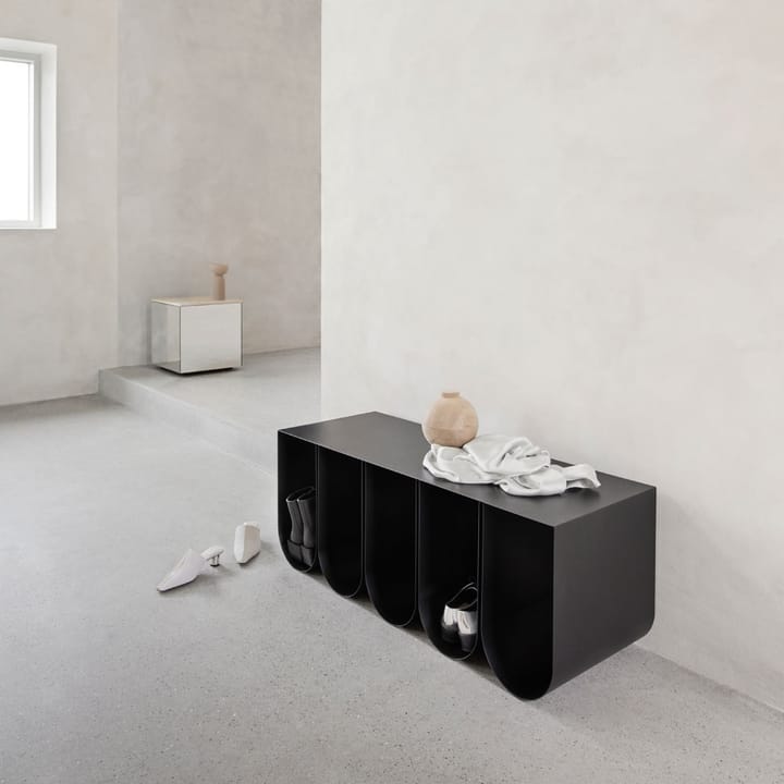 Curved bänk, Black Kristina Dam Studio