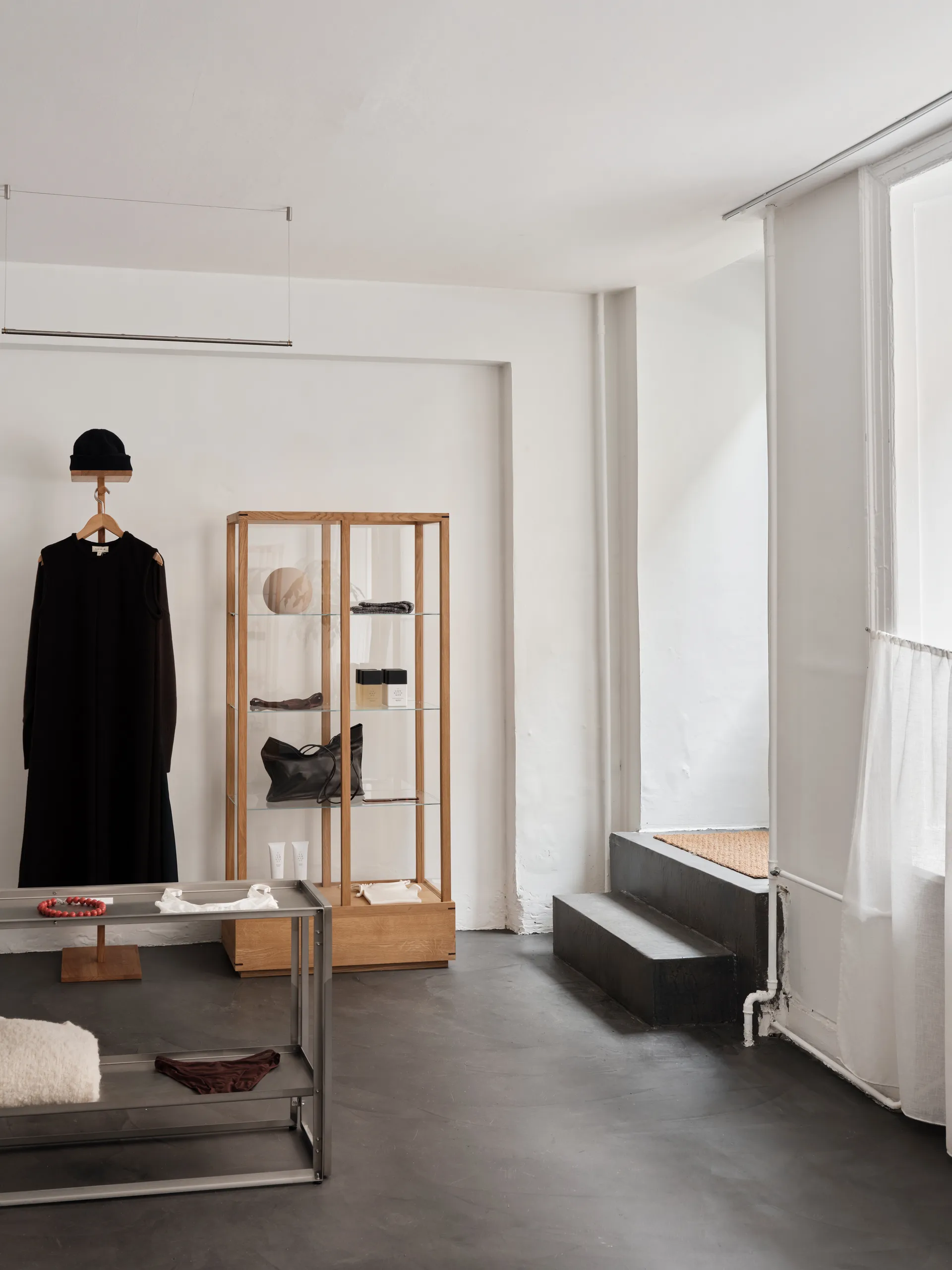 Japanese vitrinskåp large, Varm oljad ek Kristina Dam Studio