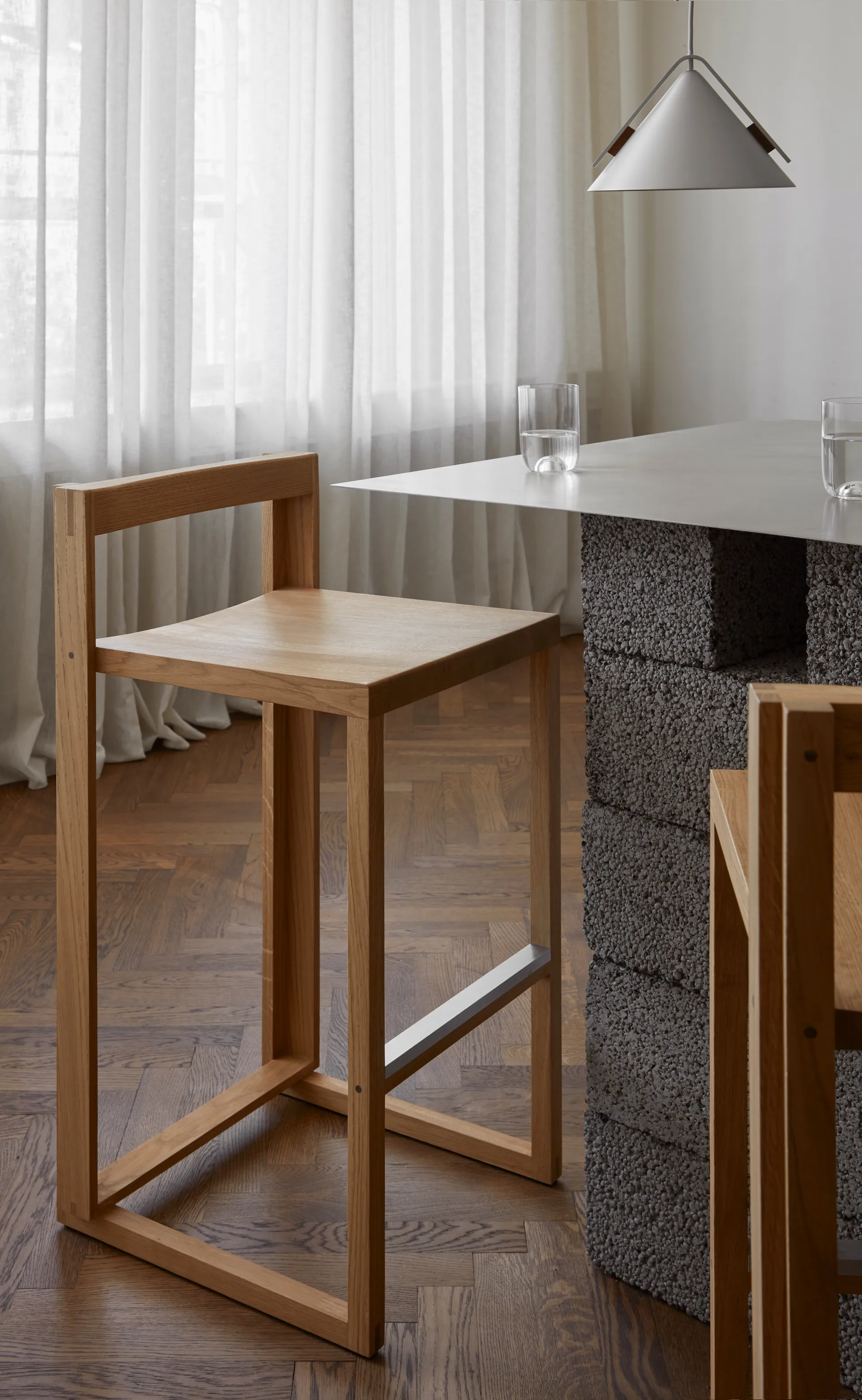 Outline barstol 75 cm, Varm lackerad ek-borstat stål Kristina Dam Studio