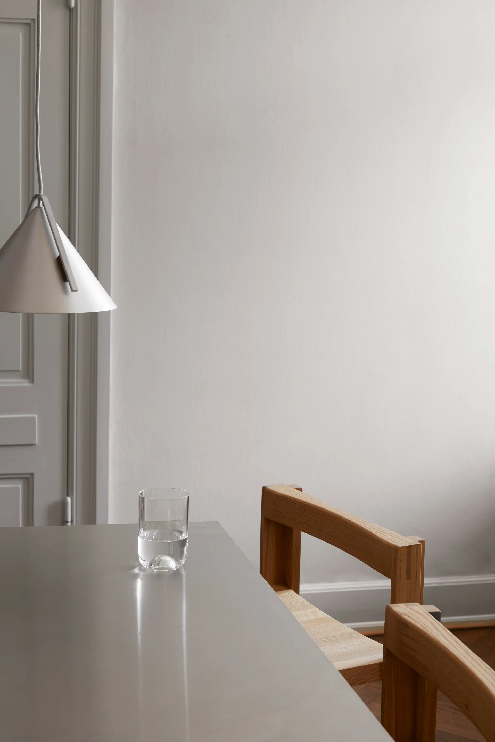 Outline barstol 75 cm, Varm lackerad ek-borstat stål Kristina Dam Studio