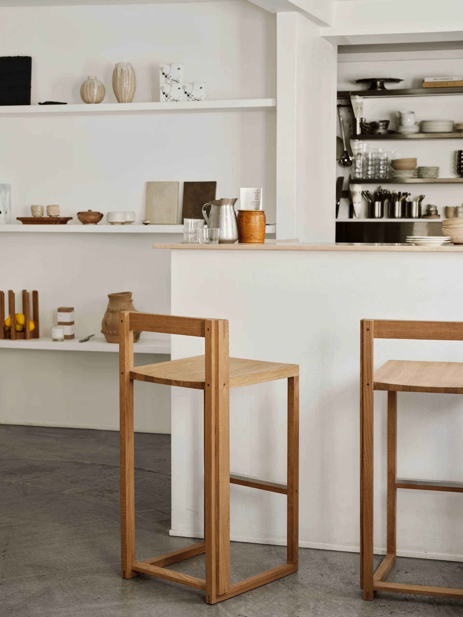 Outline barstol 75 cm, Varm lackerad ek-borstat stål Kristina Dam Studio