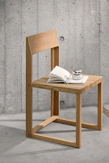 Outline stol - Varm lackerad ek-valnöt - Kristina Dam Studio
