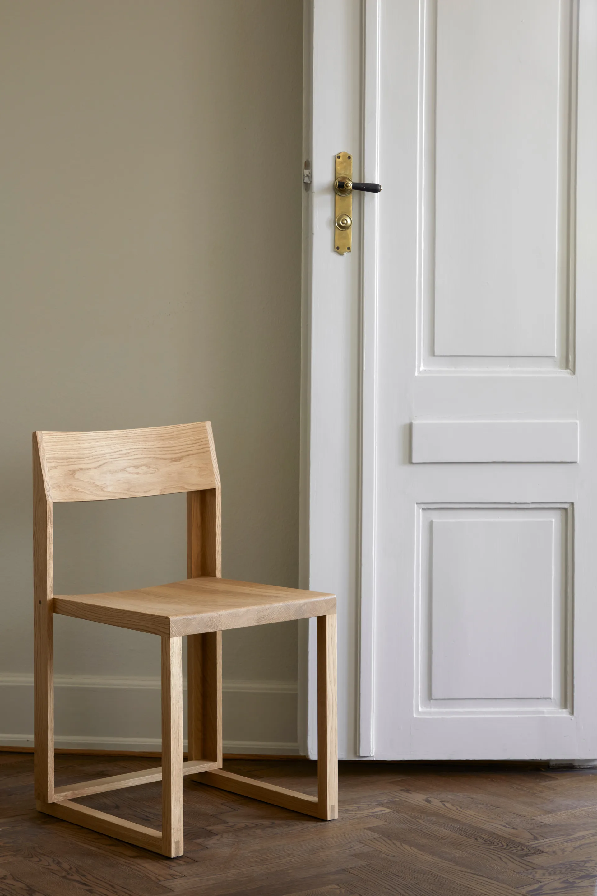 Outline stol, Varm lackerad ek-valnöt Kristina Dam Studio