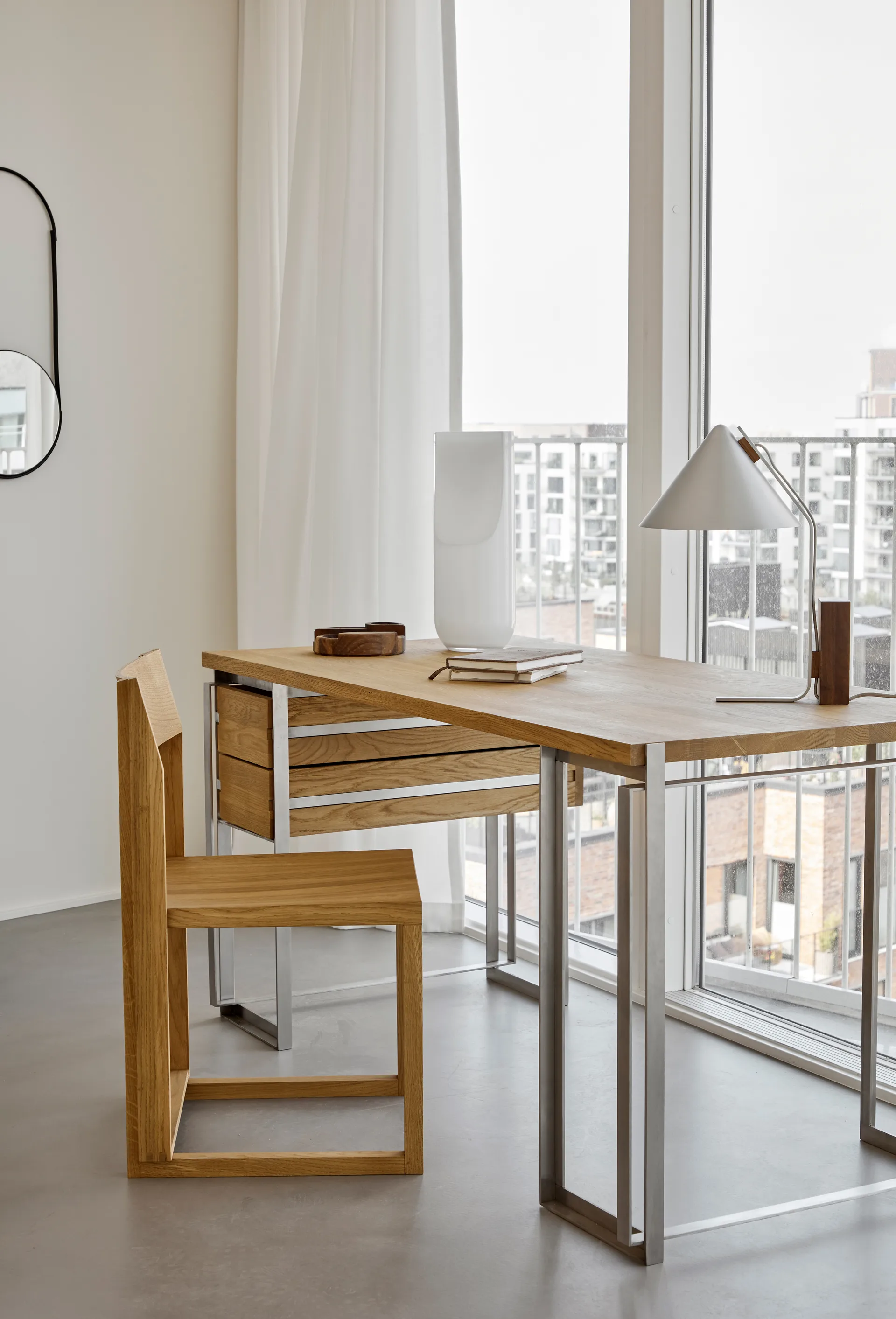 Outline stol, Varm lackerad ek-valnöt Kristina Dam Studio