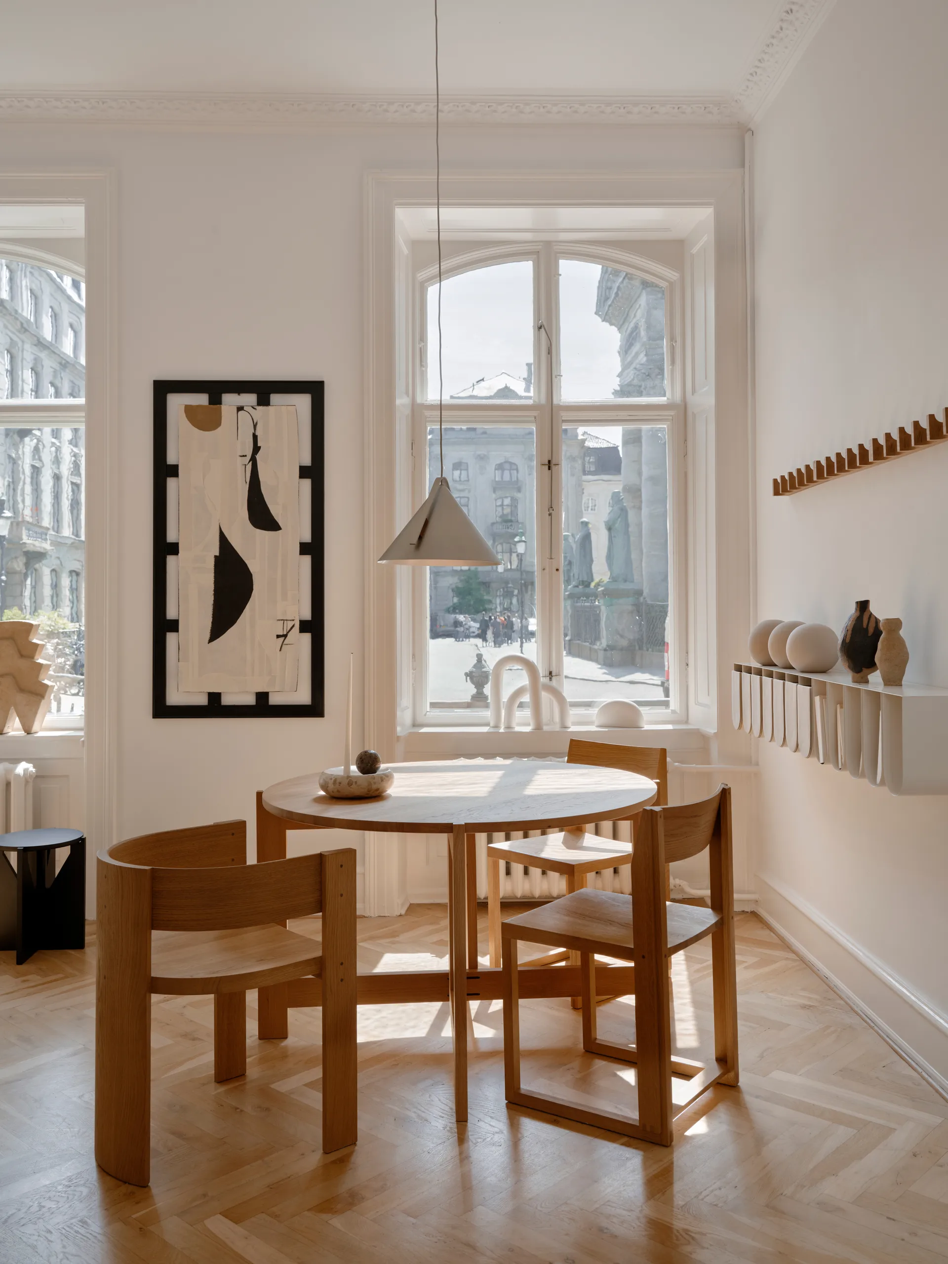 Outline stol, Varm lackerad ek-valnöt Kristina Dam Studio