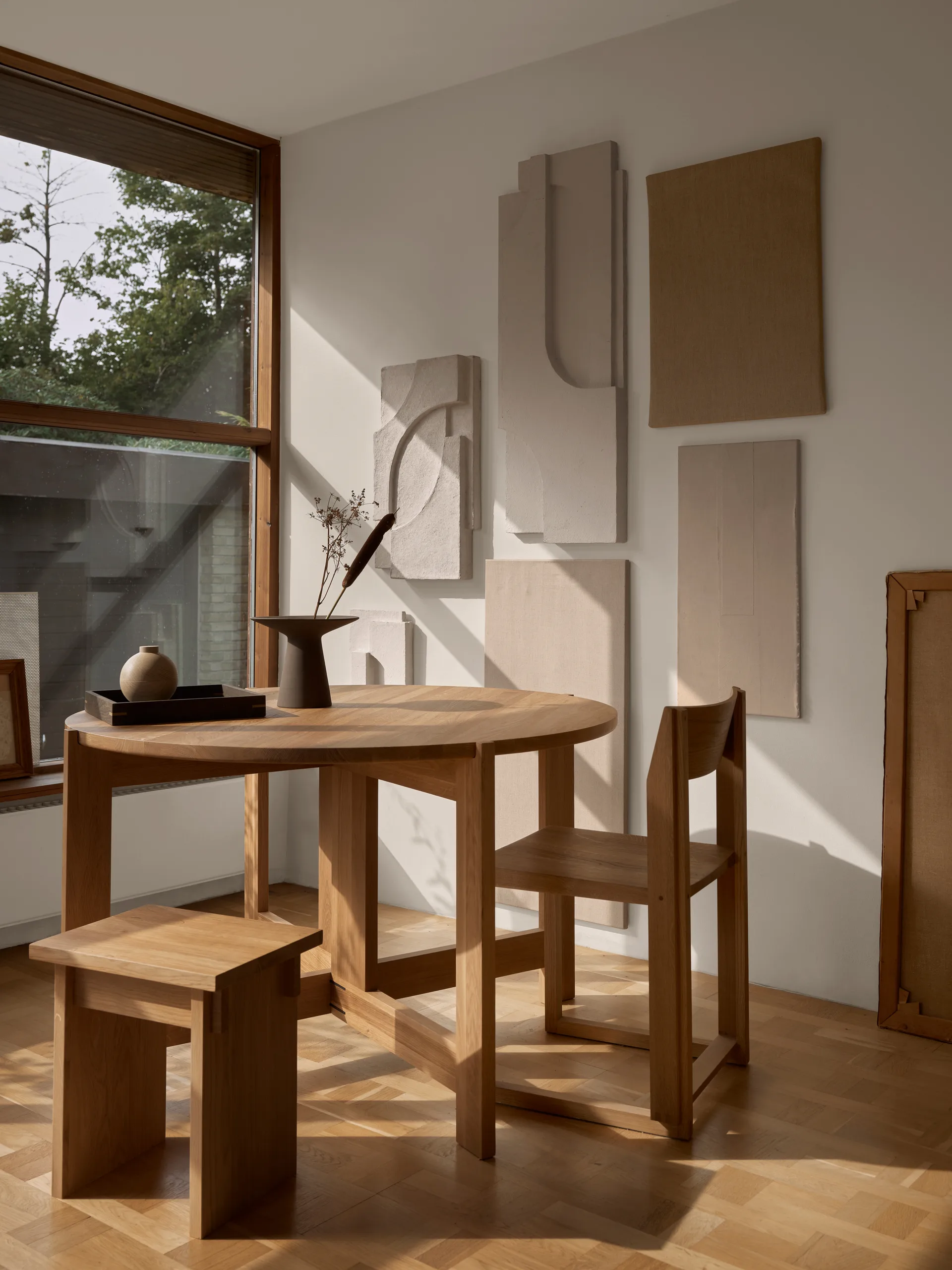 Outline stol, Varm lackerad ek-valnöt Kristina Dam Studio