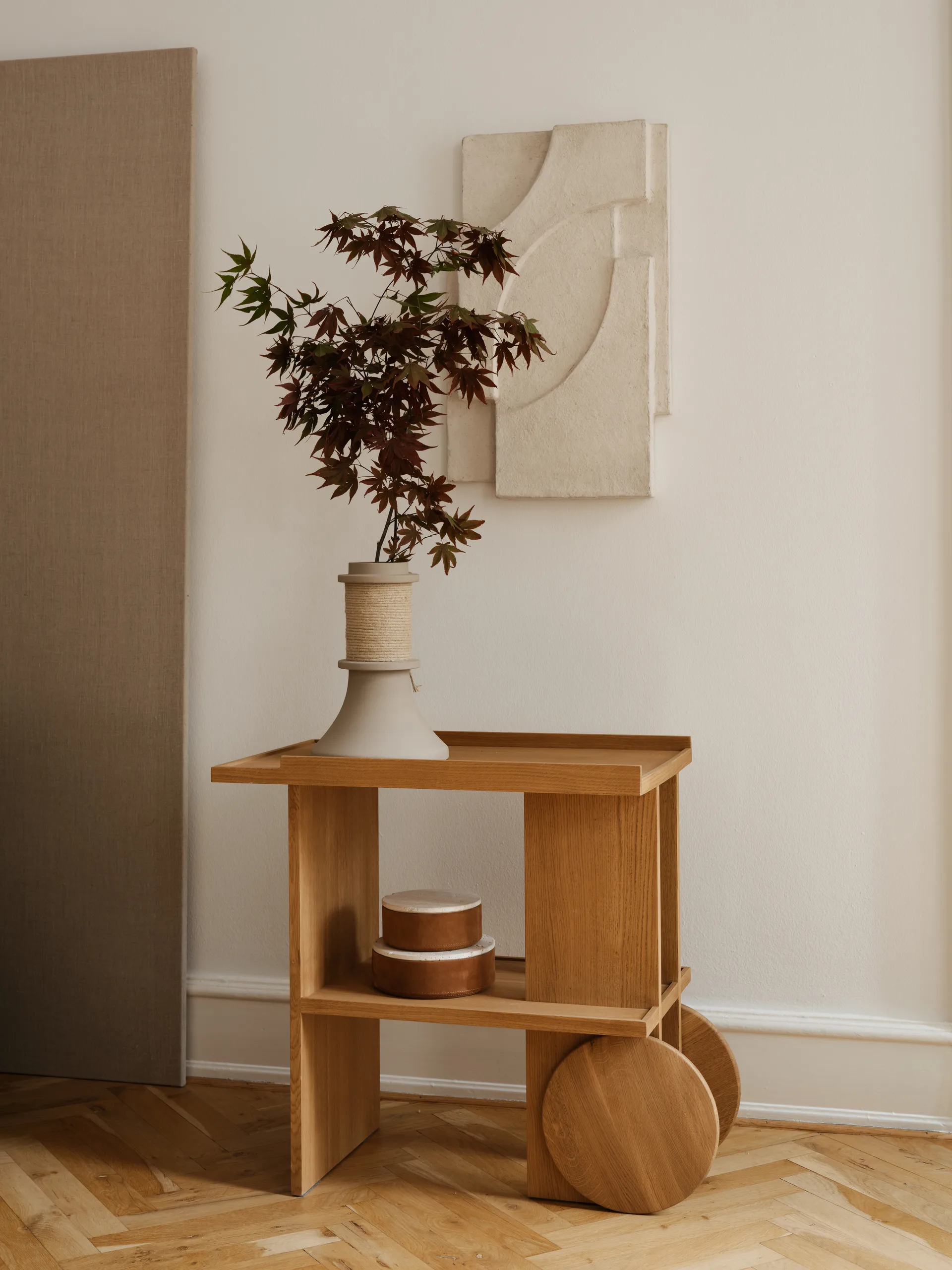 Serif Relief väggdekoration M, Off white Kristina Dam Studio