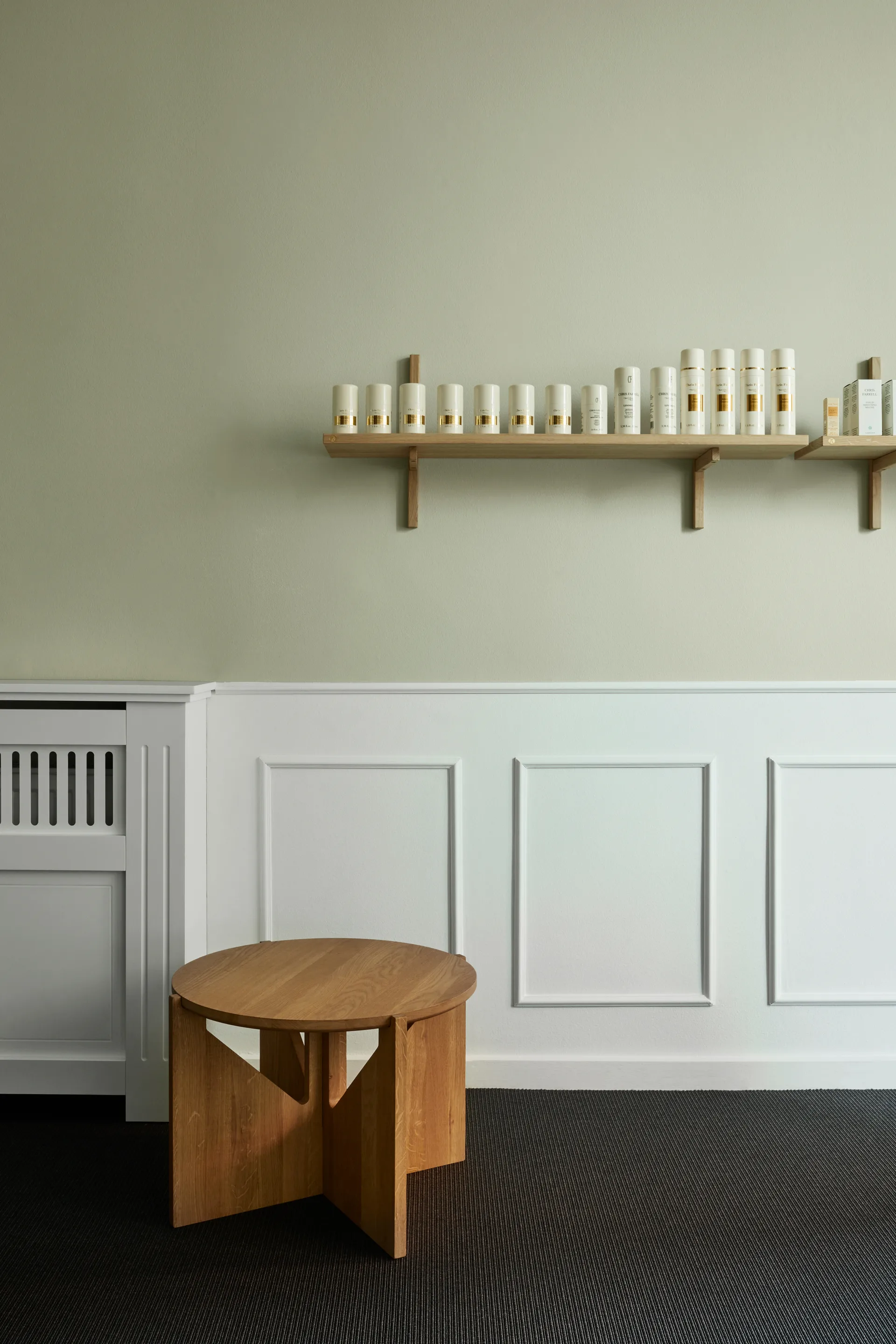 Simple soffbord Ø52 cm, Varm lackerad ek Kristina Dam Studio