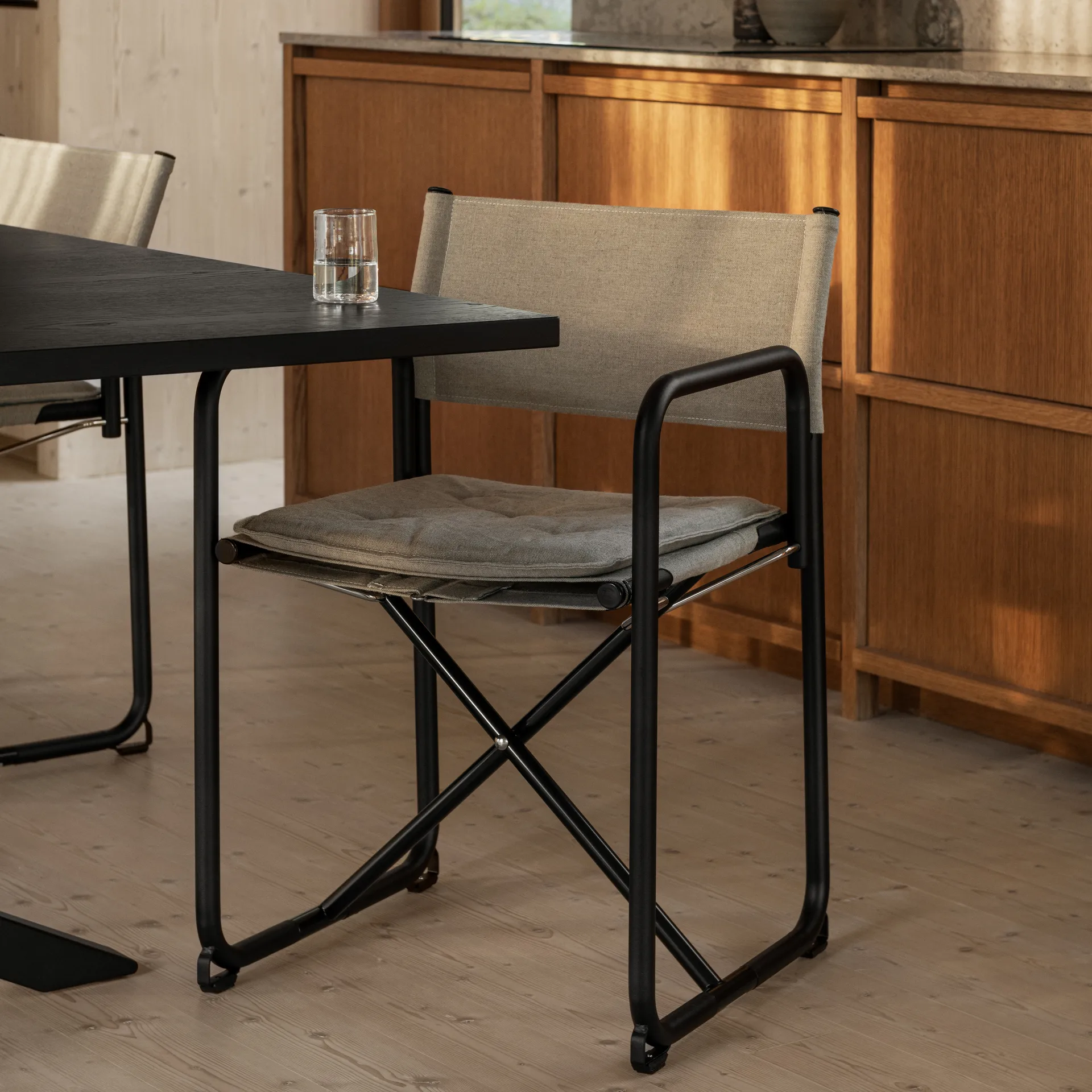 X75-2 karmstol, Linneväv natur-Elmo Nordic läder Cognac-kromade ben Lammhults