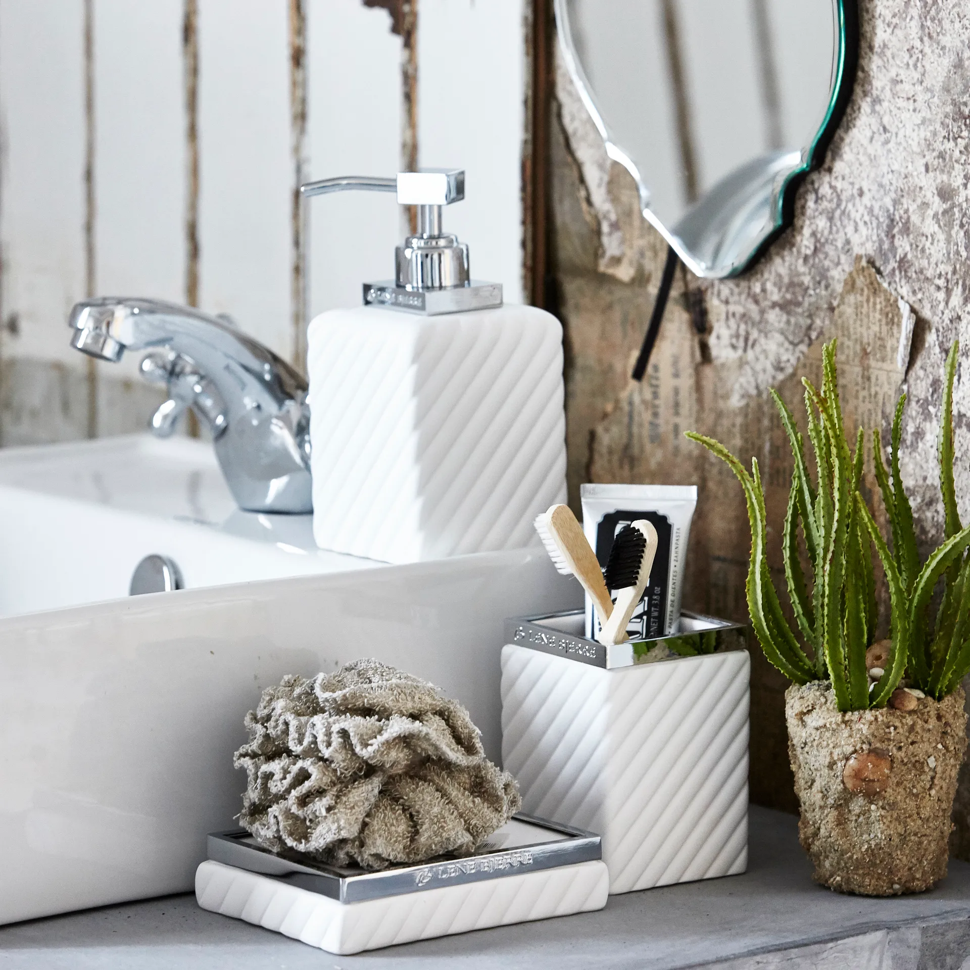 Portia tandborstmugg, vit-silver Lene Bjerre