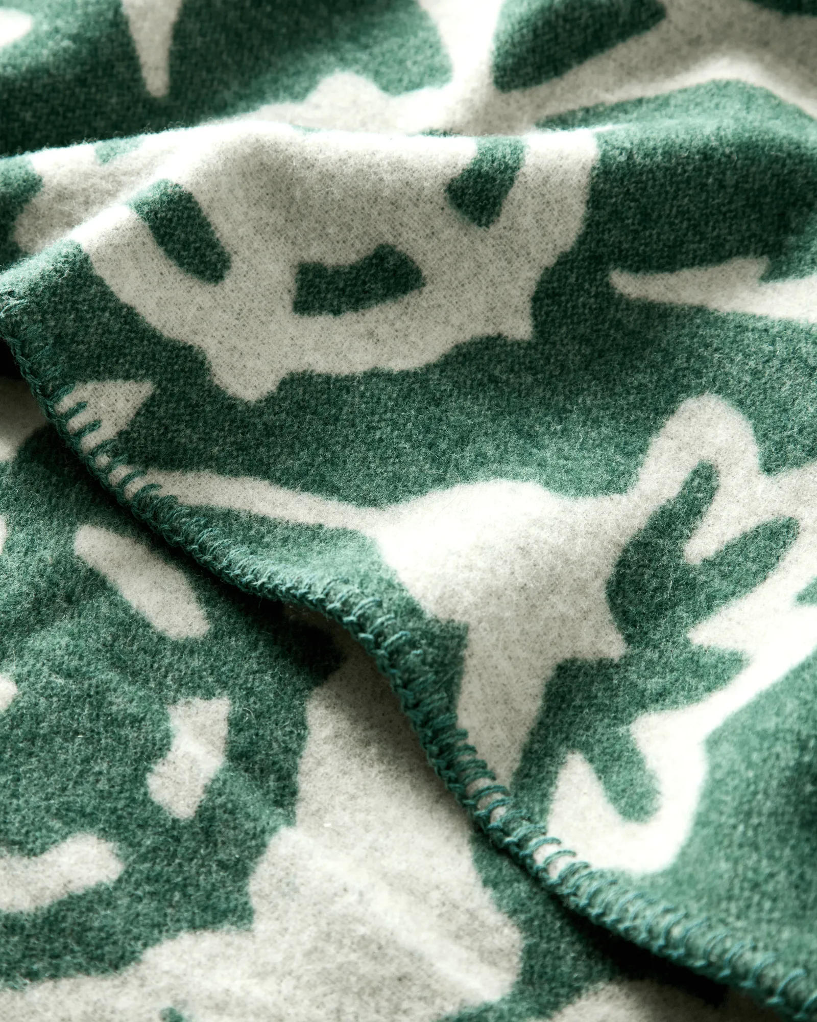 Flower jacquardvävd ullfilt, Green-Light beige Lexington