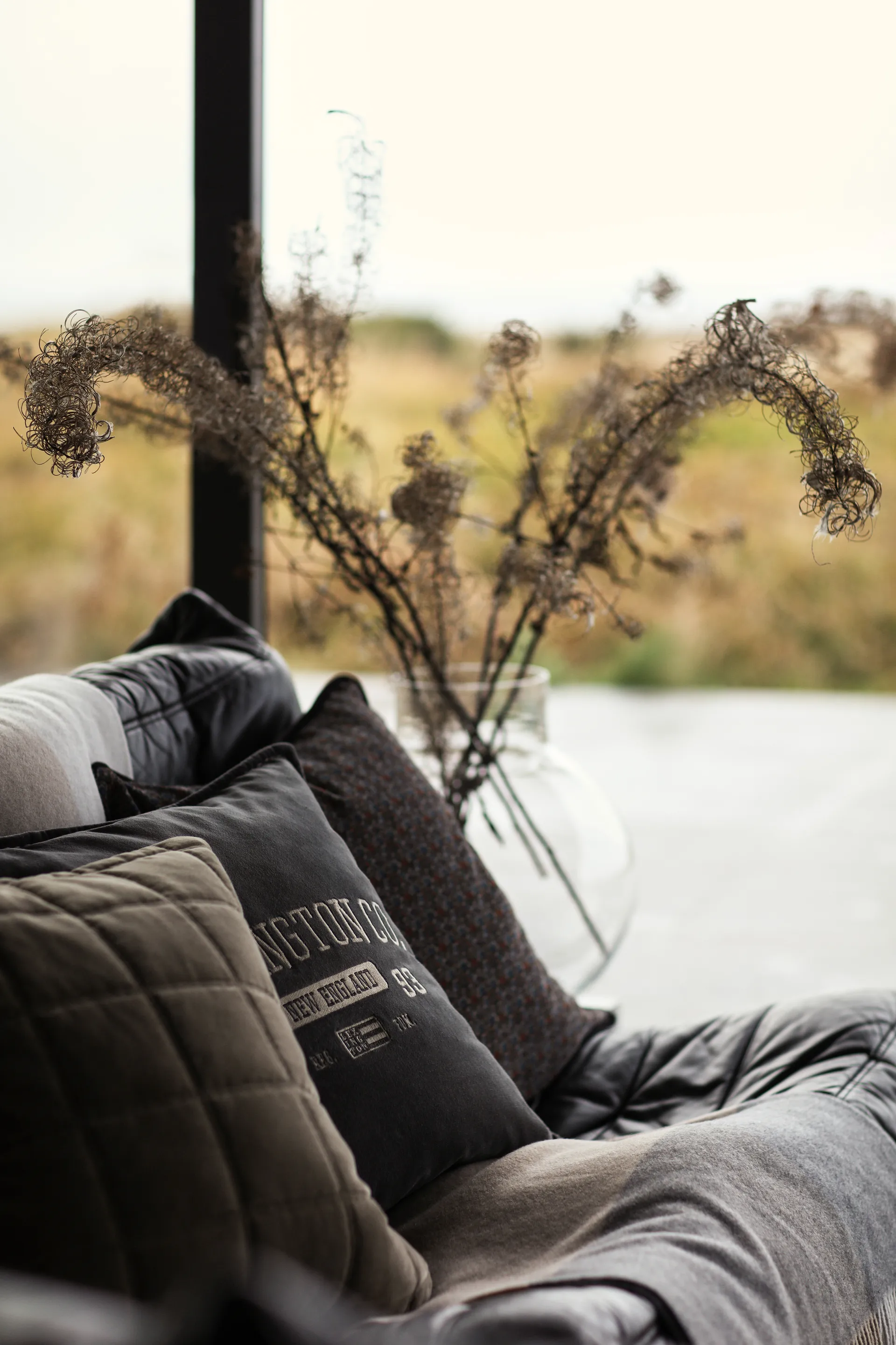 Logo Message Velvet kuddfodral 50x50 cm, Gray Lexington