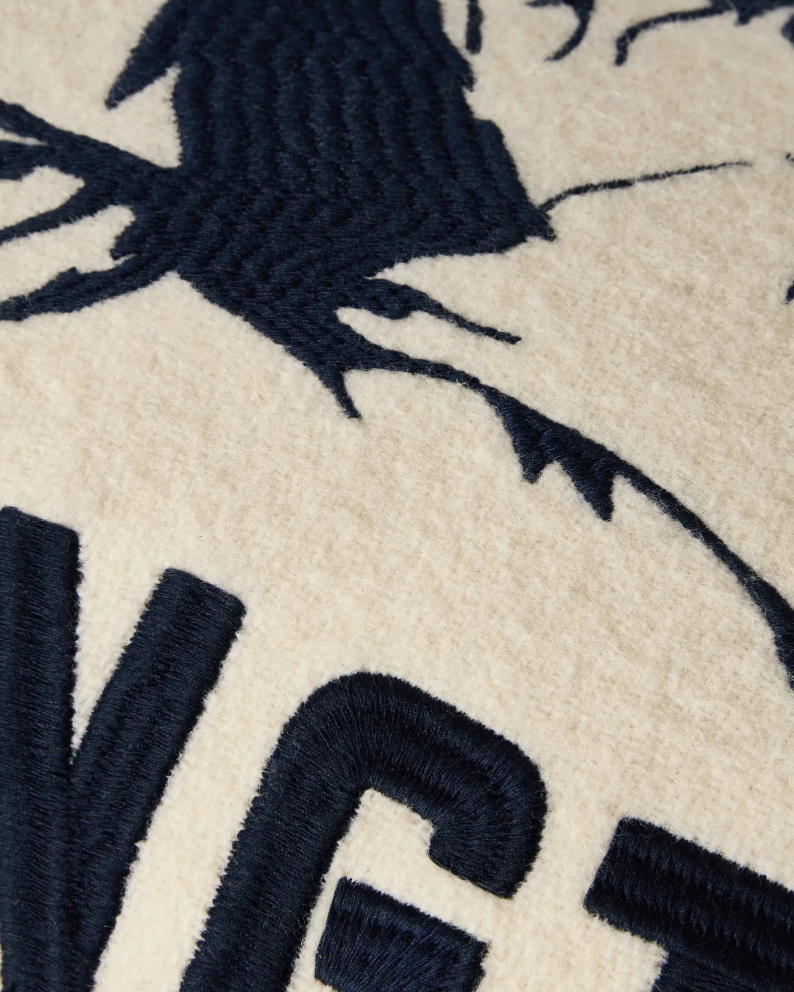 Mountains Logo ullmix dekorationskudde, White-navy, 50x30 cm Lexington