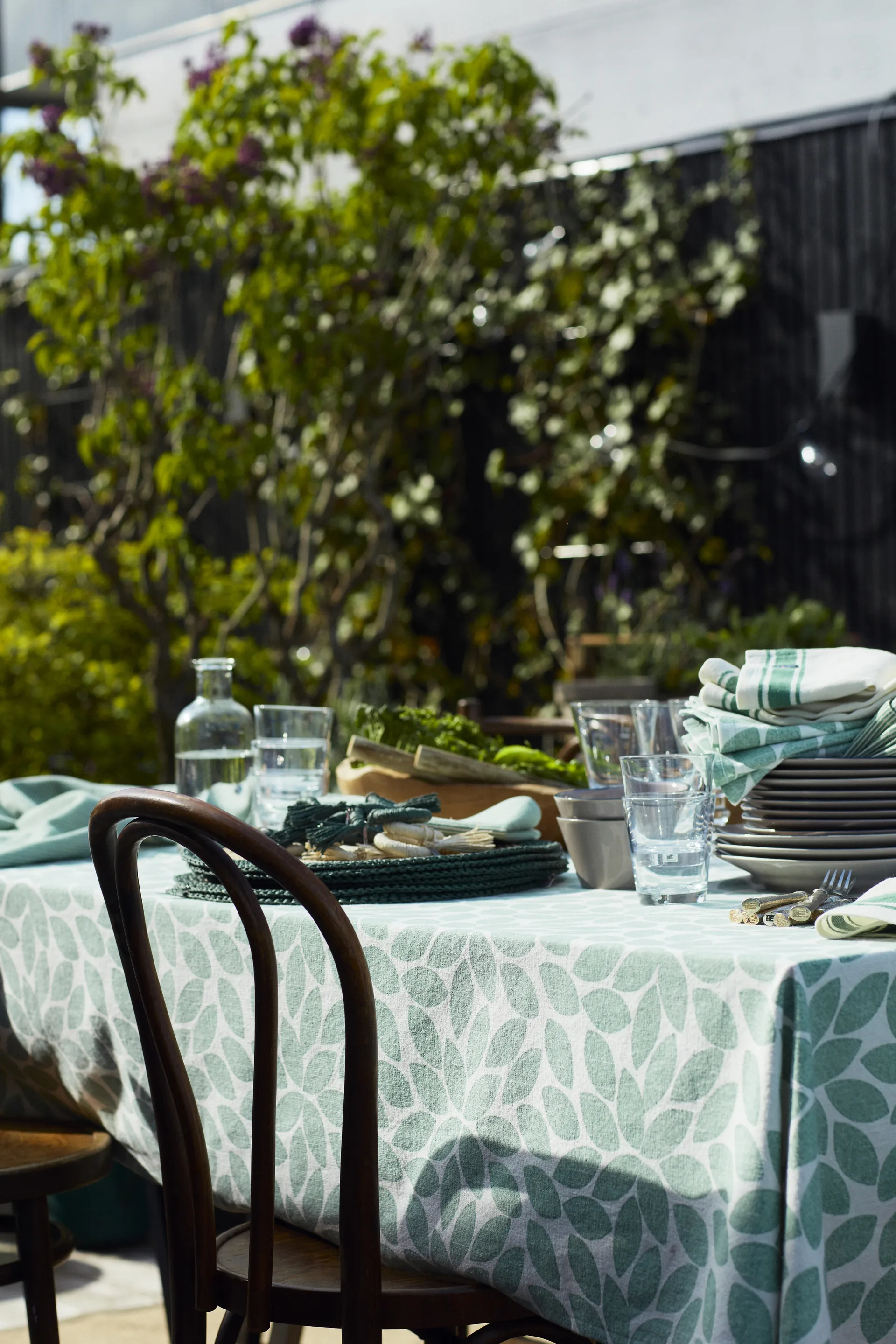 Printed Leaves bordsduk 150x250 cm, Grön Lexington