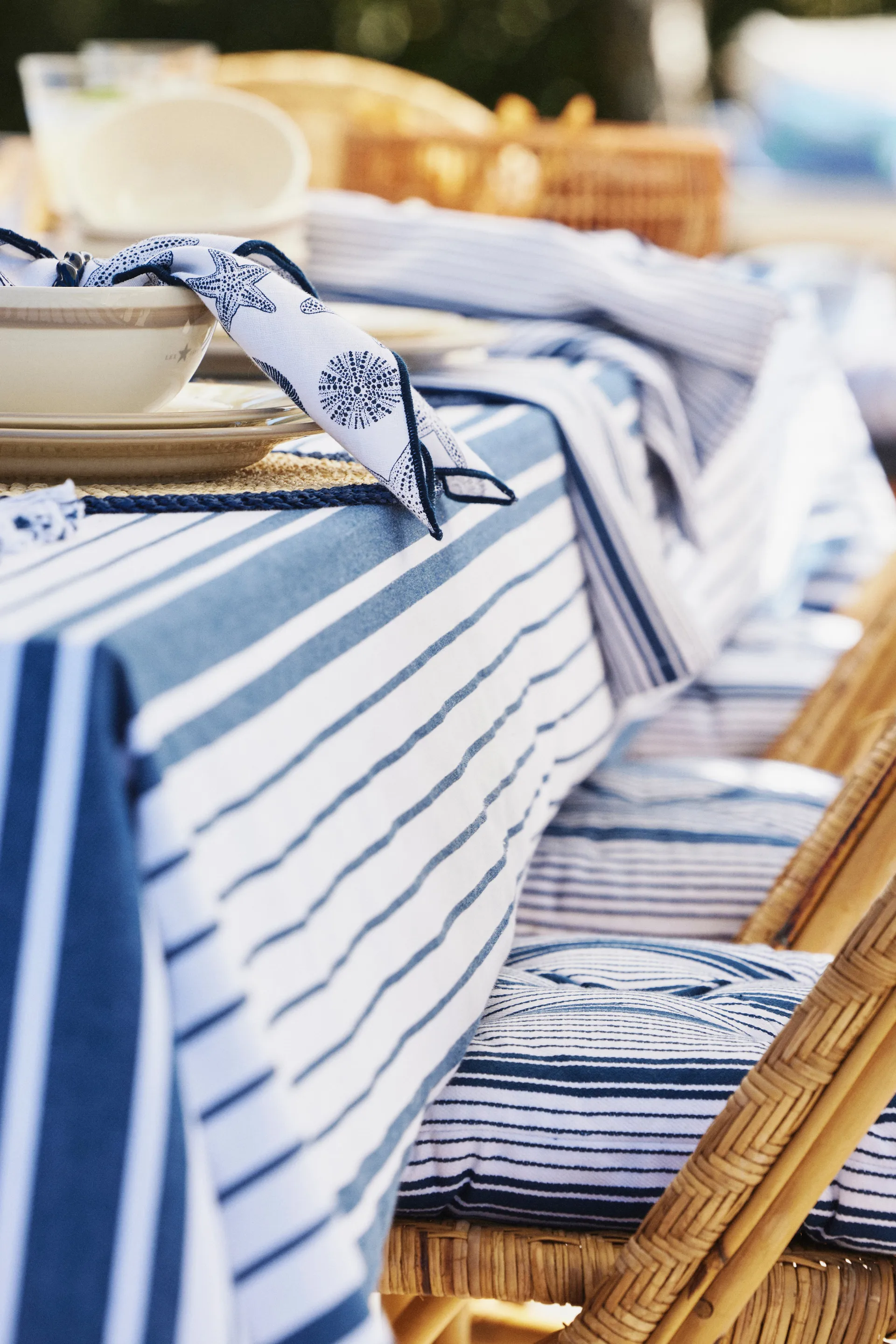 Striped Organic Cotton bordsduk 150x250 cm, Navy Lexington